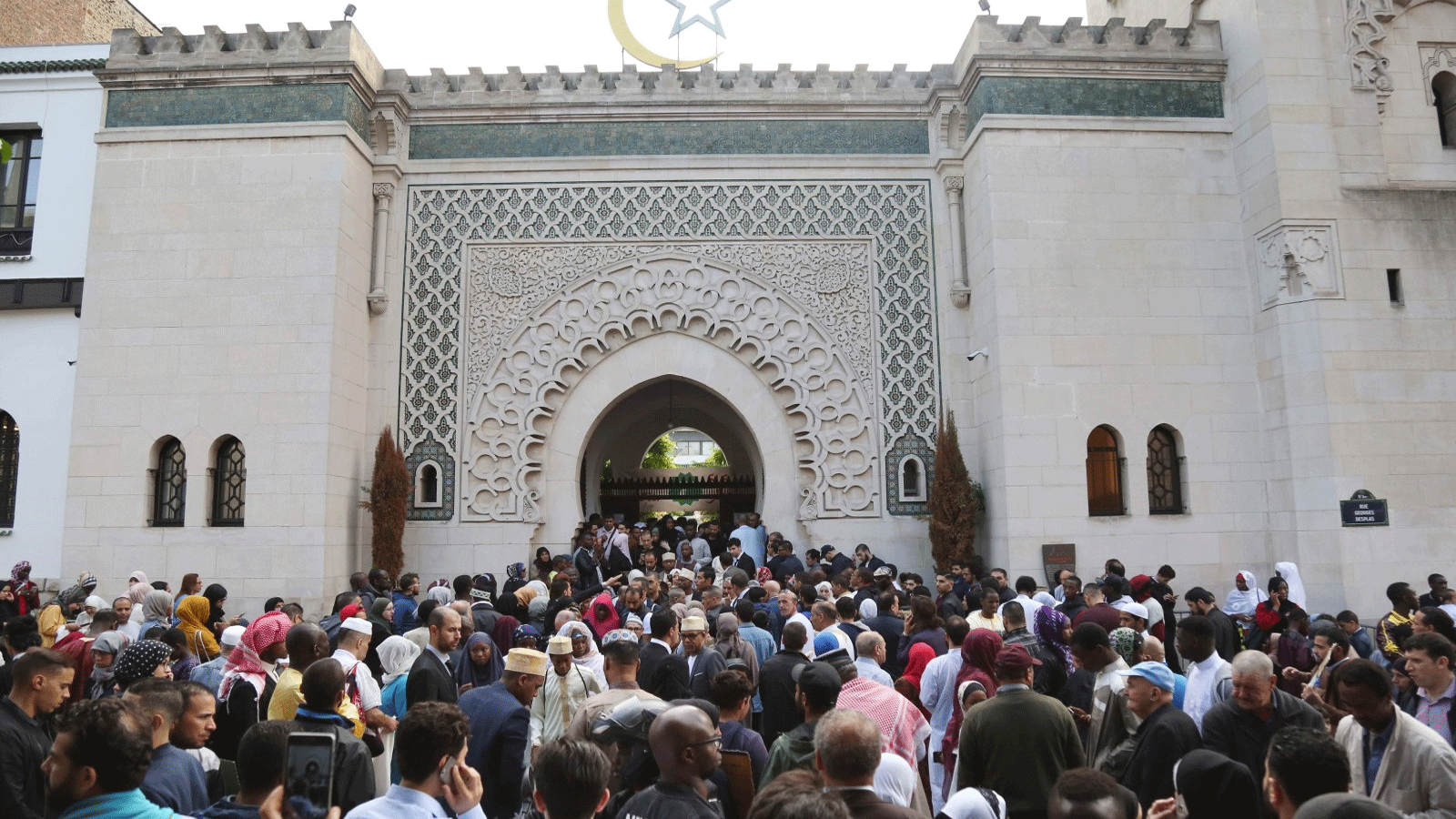 المسلمون يتجمعون في المسجد الكبير في باريس (المسجد الكبير في باريس) في بداية إجازة عيد الفطر الذي يصادف نهاية شهر رمضان 2018