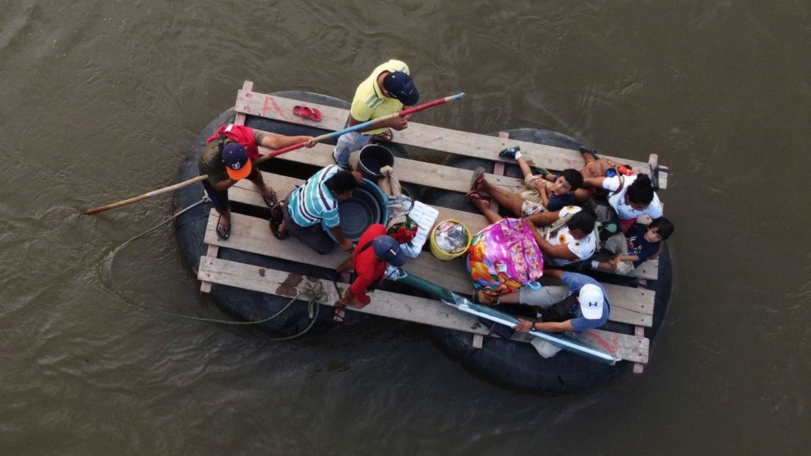 مهاجرون يستخدمون زورقًا لعبور نهر سوشيات بشكل غير قانوني من غواتيمالا إلى المكسيك في 17 مايو
