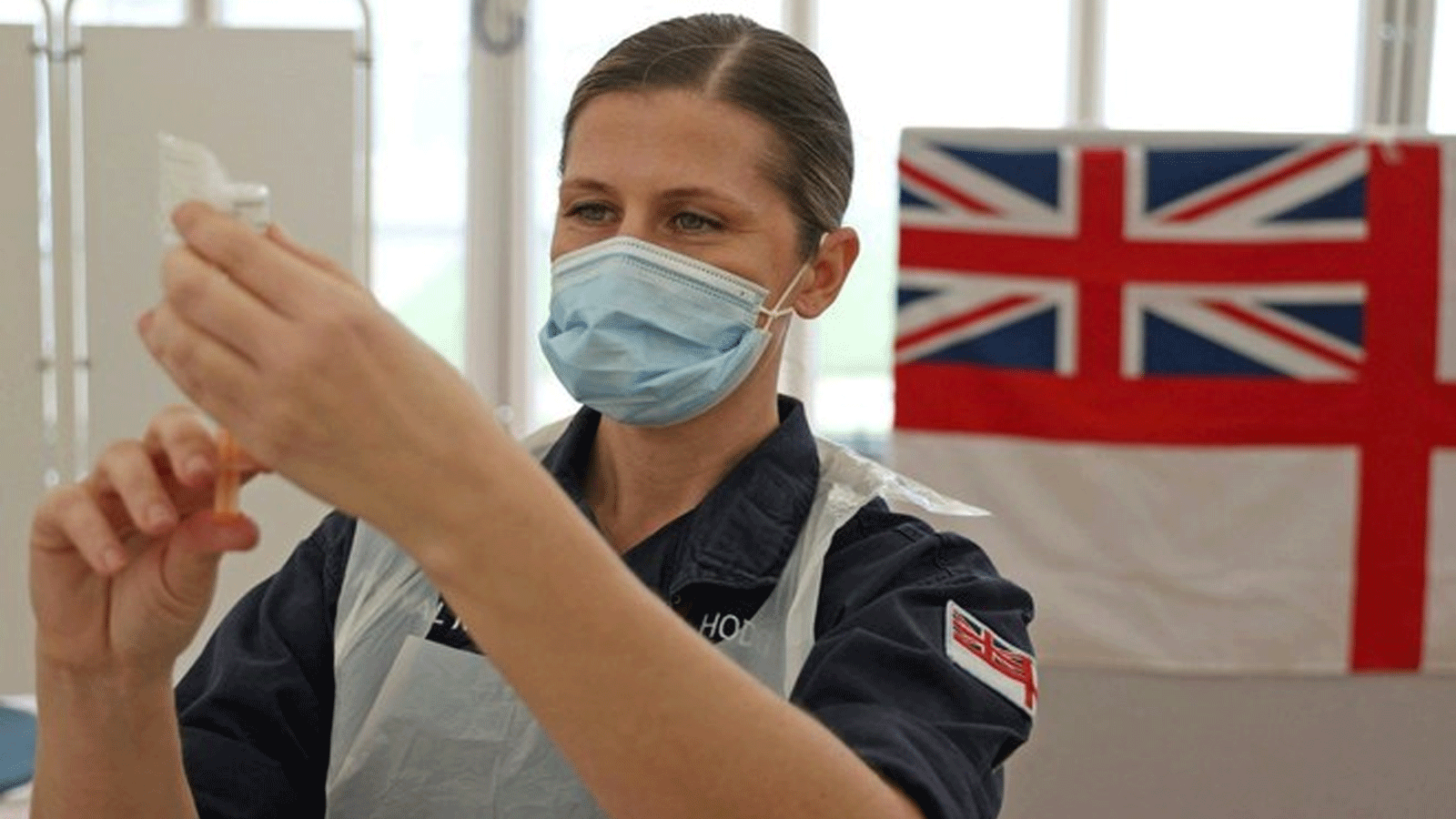 طبيبة في البحرية الملكية تُعد حقن لقاح أكسفورد / أسترا زينيكا Covid-19 في باث، جنوب غرب إنجلترا