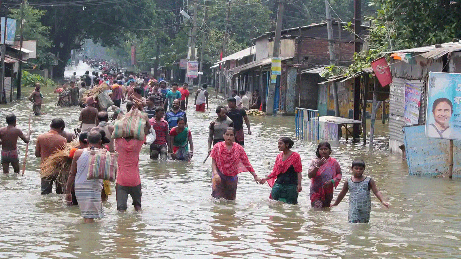 مياه الفيضانات في Balurghat، في ولاية البنغال الغربية، شرق الهند. 
