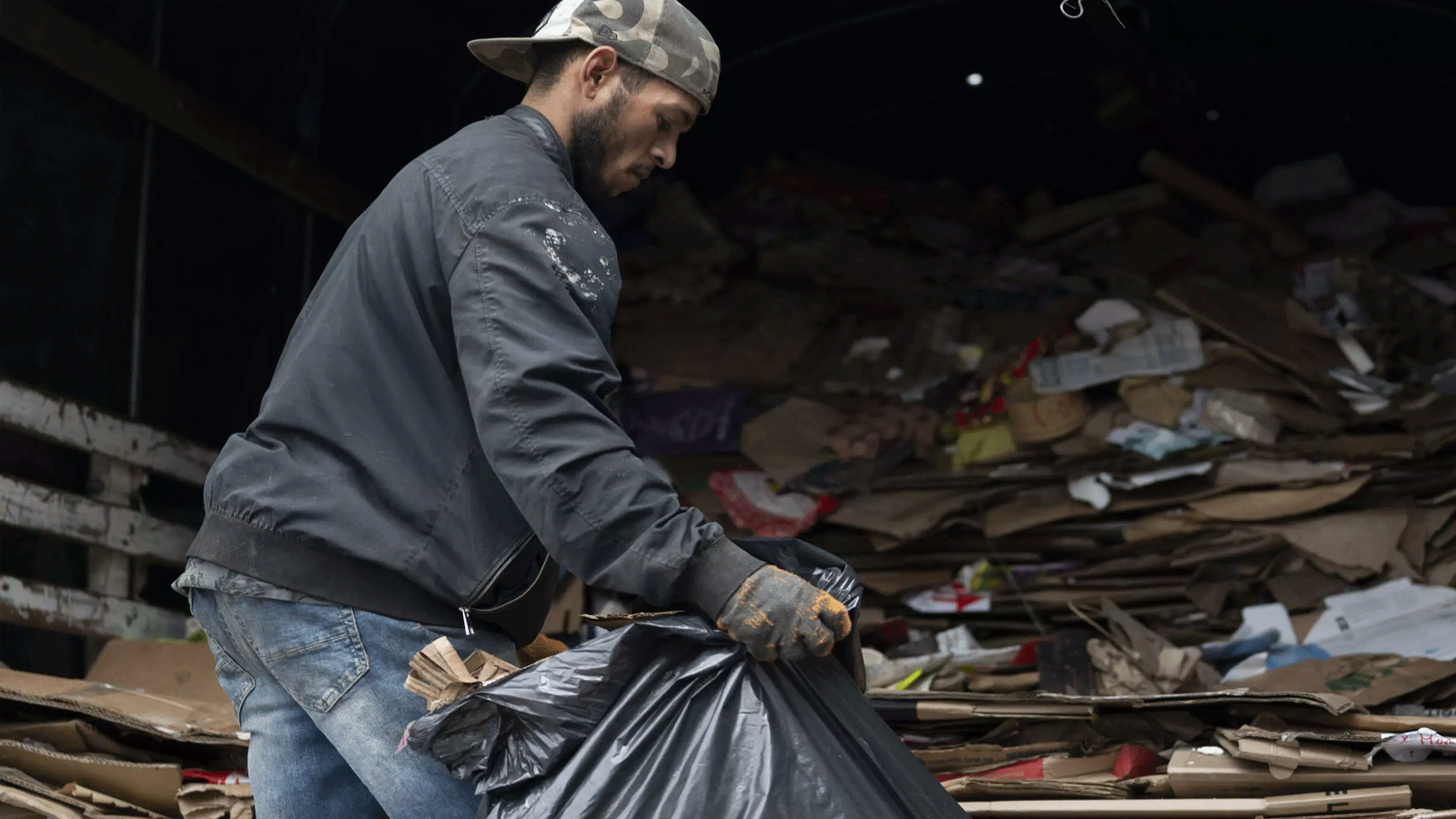 مواطن فقير يجمع النفايات من القمامة لاعادة تدويرها
