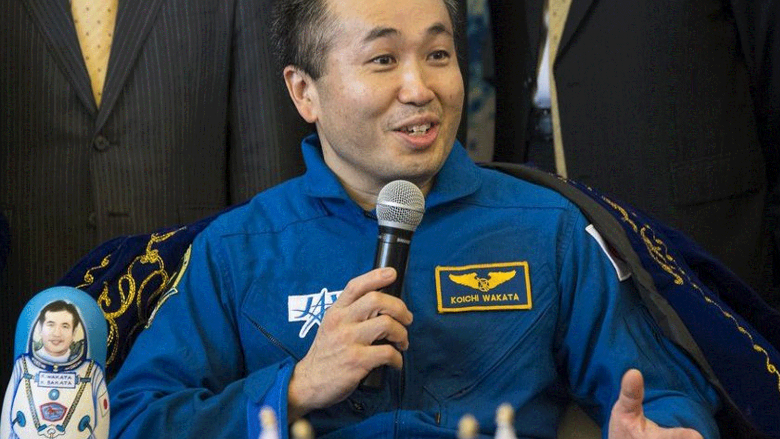 الياباني كويشي واكاتا، نائب رئيس JAXA والمدير العام لتكنولوجيا رحلات الفضاء البشرية يجيب على أسئلة وسائل الإعلام في مطار كاراجاندا في كازاخستان. عام 2014 بعد أن قاد بعثة محطة الفضاء الدولية 39.