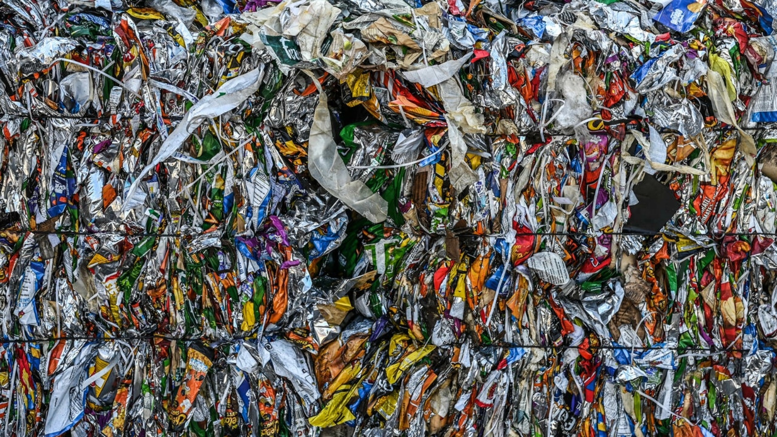 صورة مؤرخة في 11 مايو 2022 لنفايات بلاستيك في كارتيبي التركية