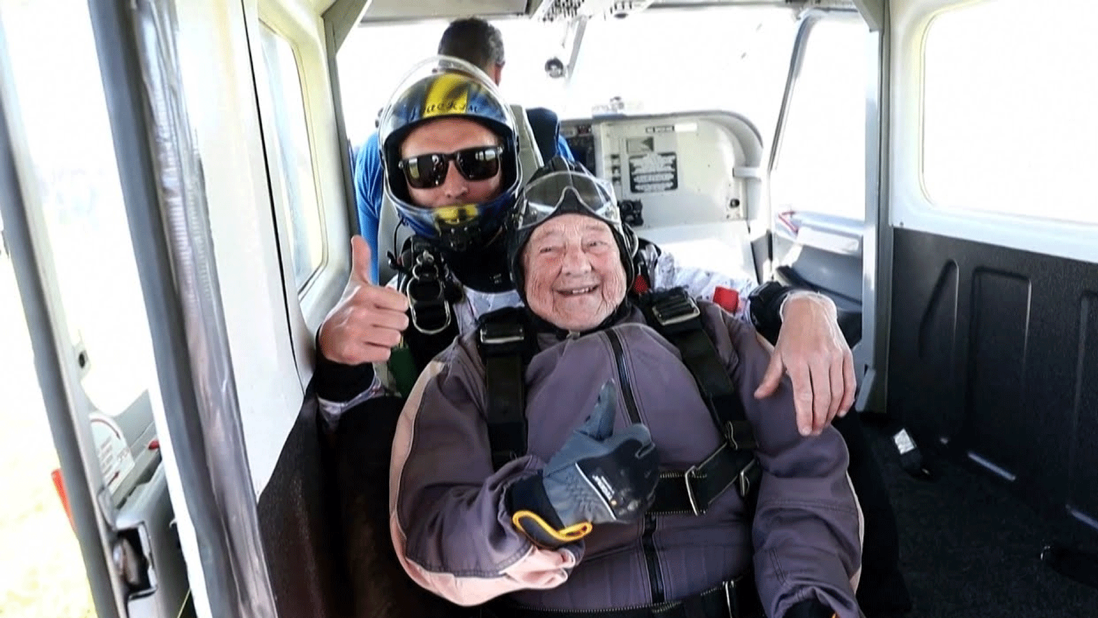 الجدة السويدية روت لارسون قبيل الشروع بعملية القفز