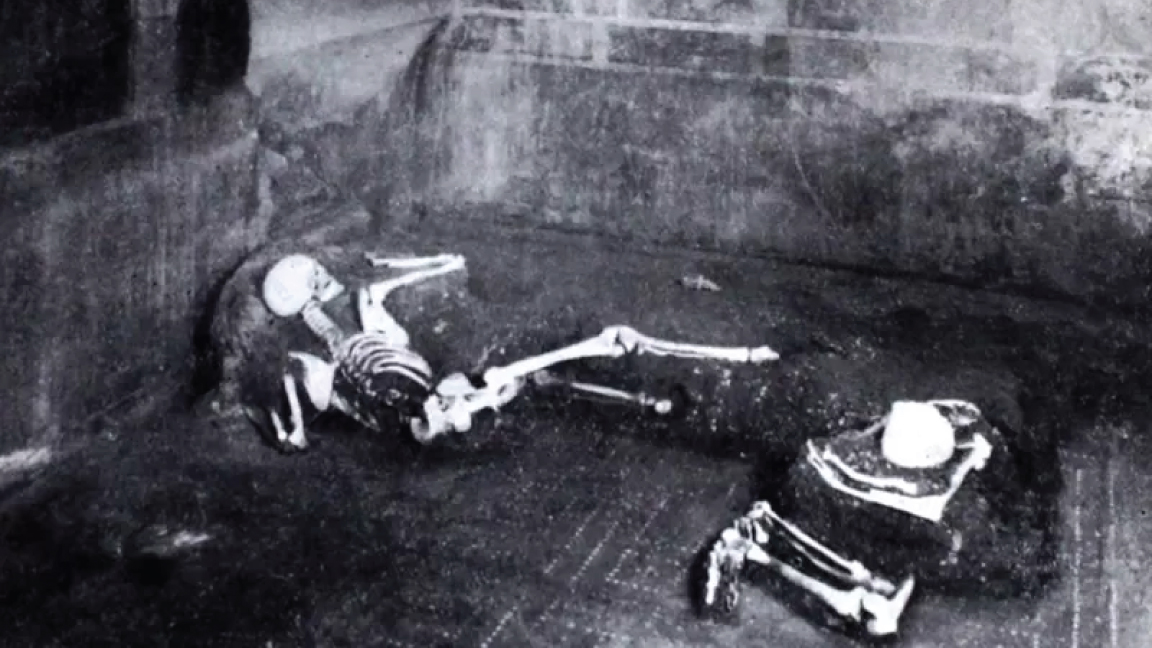 NOTIZIE DEGLI SCAVI DI ANTICHITA,1934, P. 286, FI، صورة ملتقطة في عام 1934 لرفات شخصين تم العثور عليهما في ما يعرف باسم بيت الحرفيين في مدينة بومبي القديمة