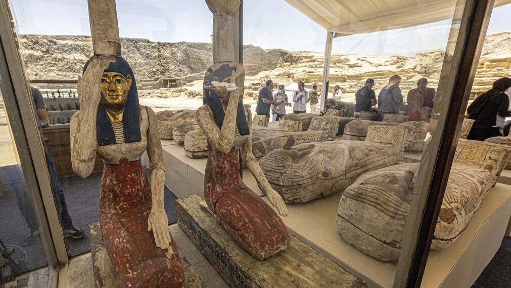 تماثيل للالهتين المصريتين إيزيس ونيفيتيس ونواويس أخرى في سقارة في مصر، في 30 مايو 2022