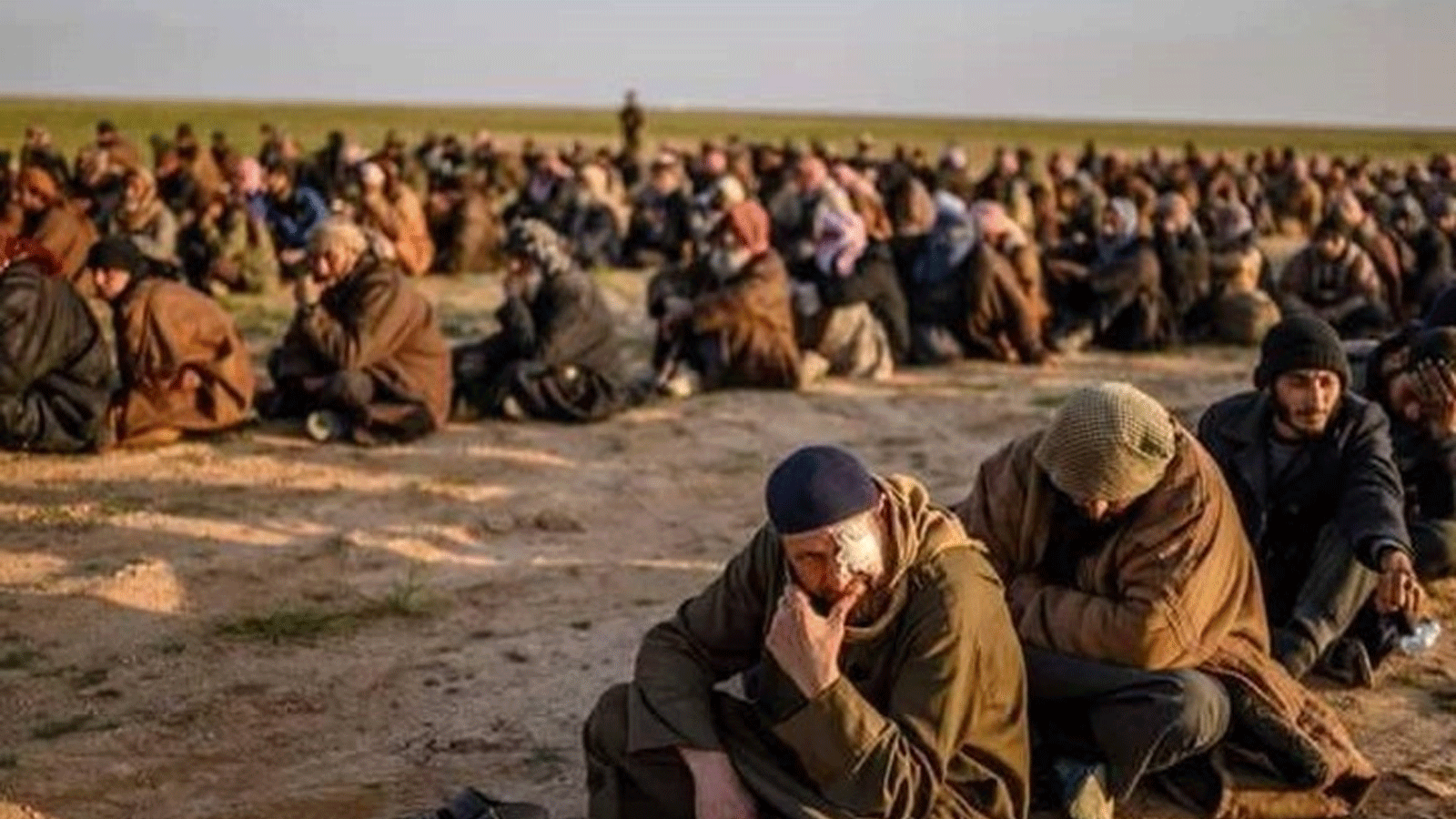 مجموعة من عناصر داعش المعتقلين سلمتهم قوات سوريا الديمقراطية الى العراق مطلع عام 2019 (تويتر)