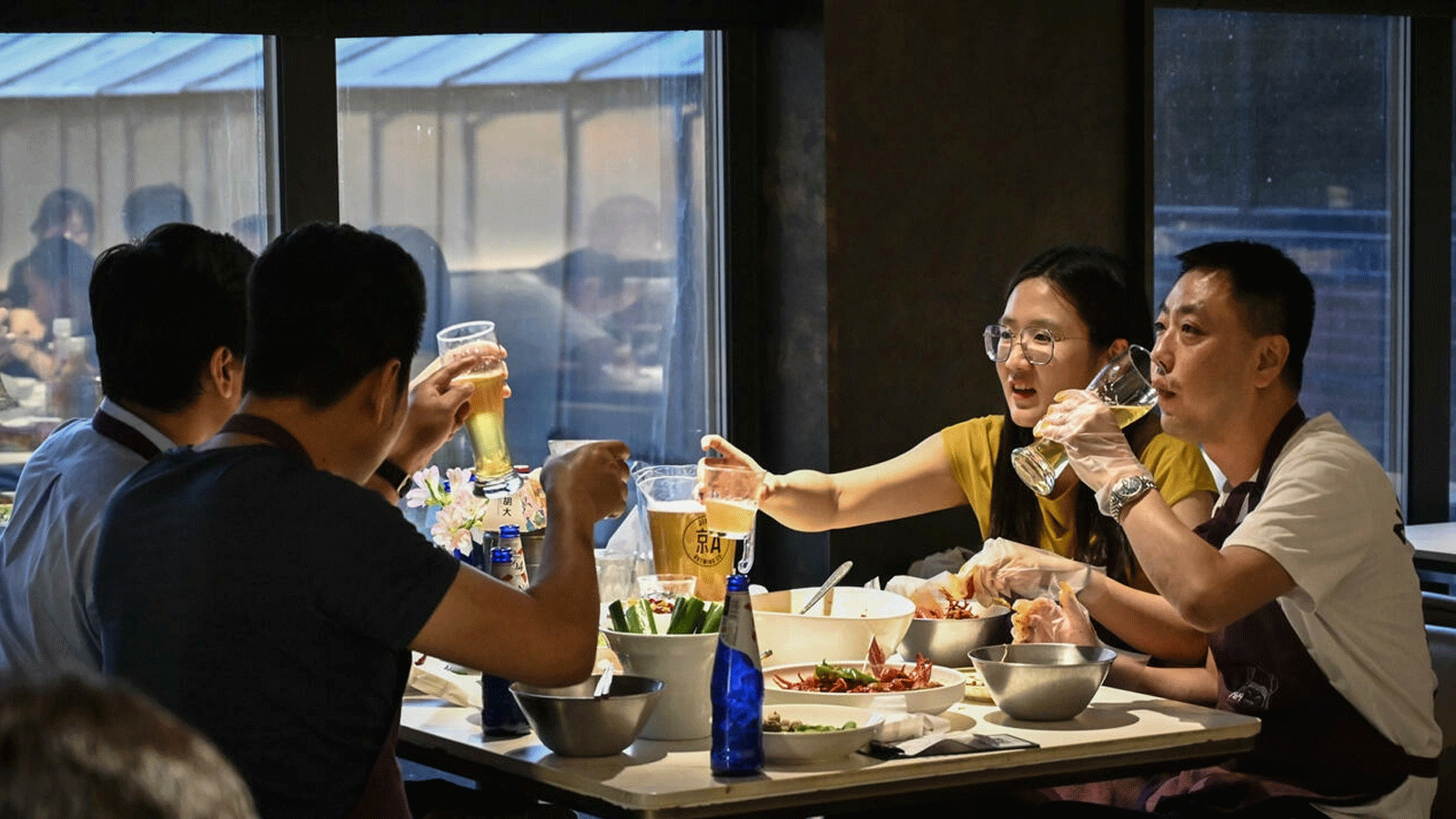 سكان بكين يستمتعون بالجلوس في المطاعم بعد فترة الحجر المنزلي