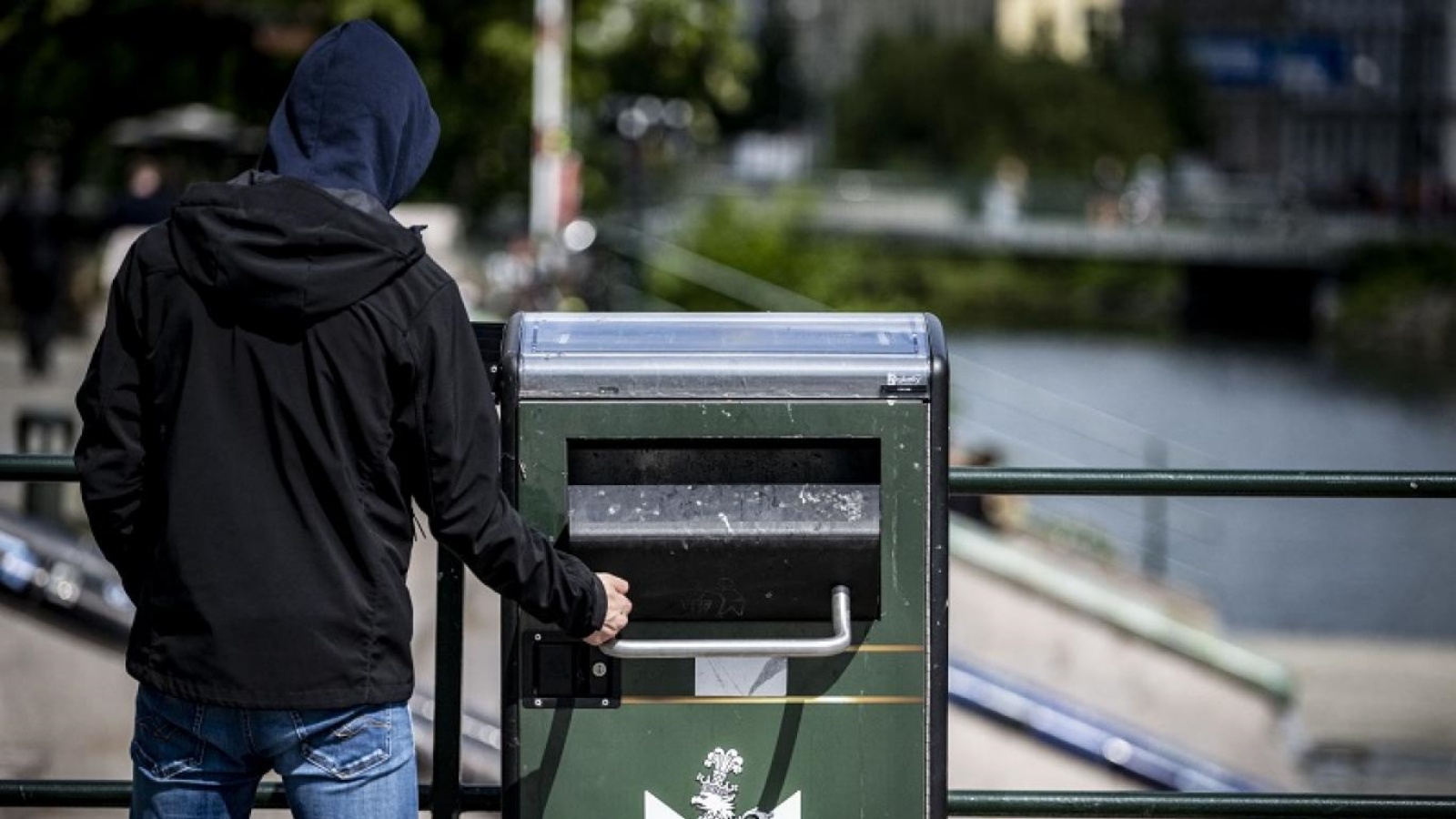 رجل يرمي النفايات في حاوية تطلق رسائل صوتية في السويد