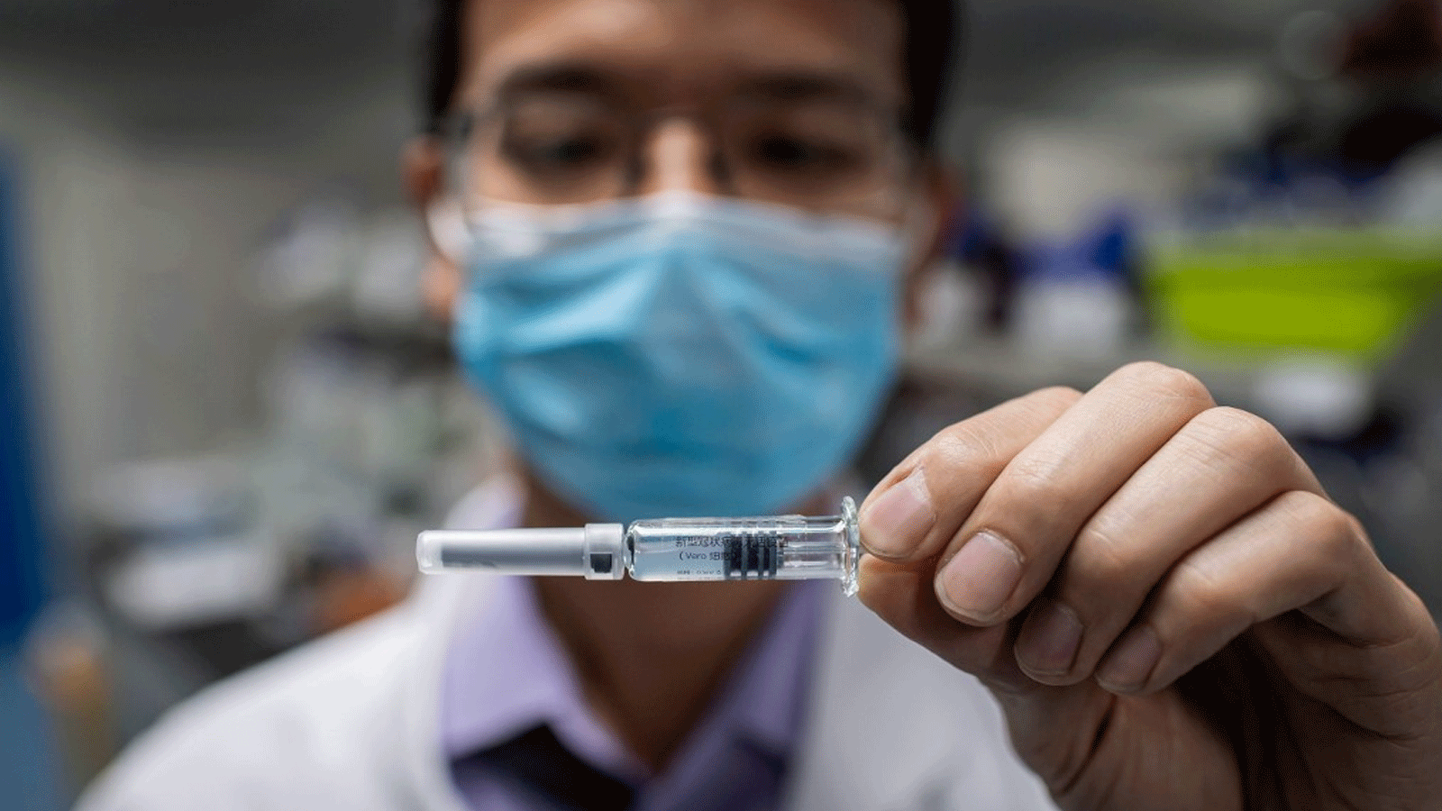 مهندس يقدم لقاحًا تجريبيًا ضد COVID-19 في مختبر مراقبة الجودة في منشآت Sinovac Biotech في بكين، الصين في 29 نيسان\ أبريل 2020.
