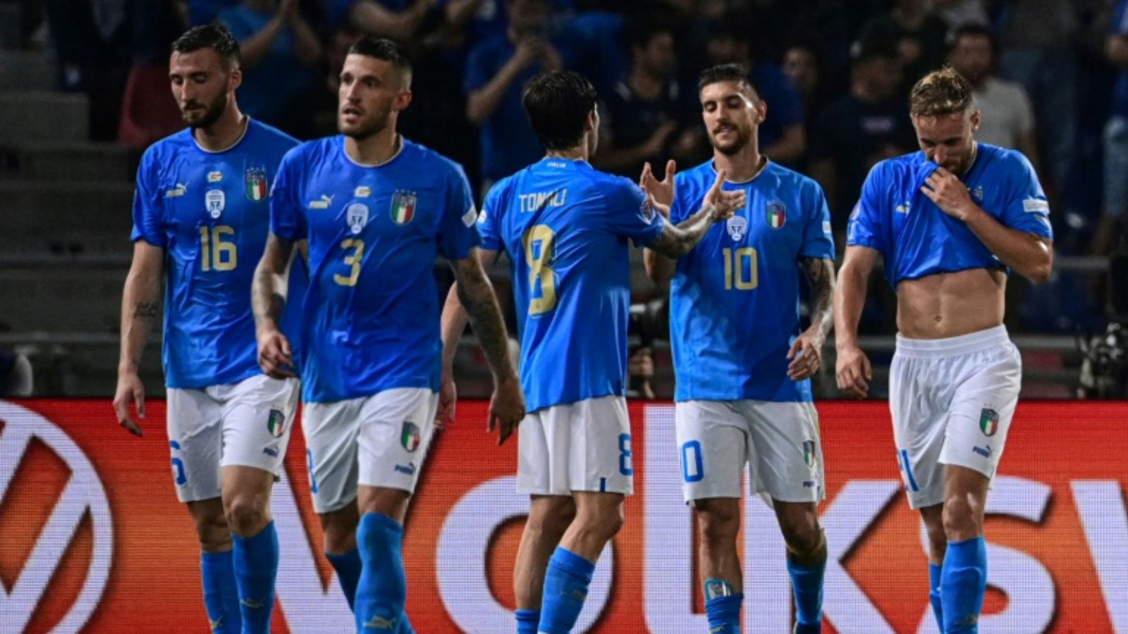 لاعبو إيطاليا يحتفلون بهدف لورنتسو بيليغريني ضد ألمانيا في دور المجموعات من الدوري الأمم الأوروبية في ملعب رينا دالارا في بولونيا في 4 يونيو 2022