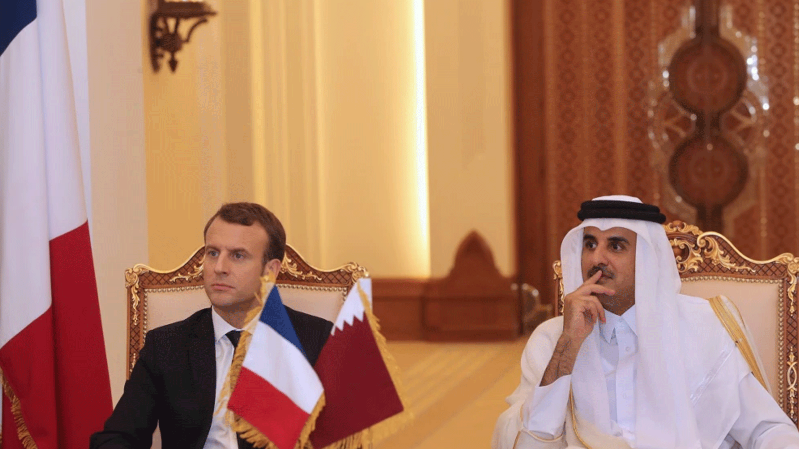 صورة أرشيفية للرئيس الفرنسي إيمانويل ماكرون (إلى اليسار) وأمير قطر الشيخ تميم بن حمد آل ثاني (إلى اليمين) يشاهدان وزيري خارجيتهما يوقعان الاتفاقيات الثنائية في العاصمة الدوحة. 7 كانون الأول\ ديسمبر 2017