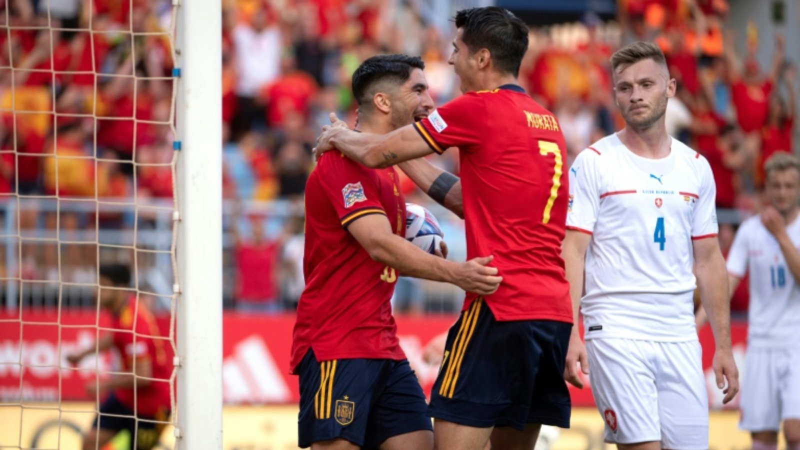 كارلوس سولر (يسار) يحتفل بهدفه لإسبانيا ضد تشيكيا في دور المجموعات من دوري الأمم الأوروبية لكرة القدم