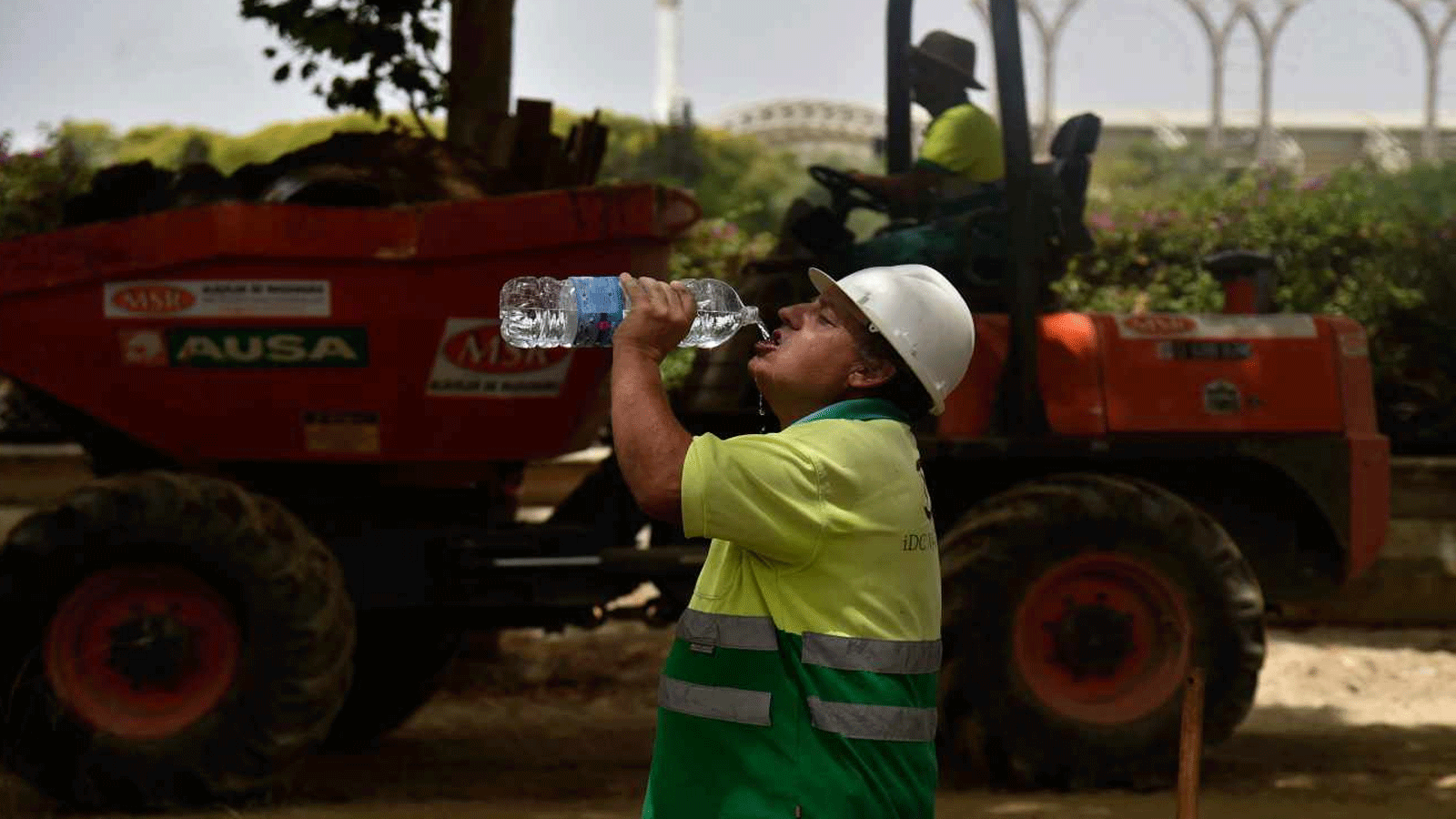 عامل بناء يشرب الماء للتغلب على الحرارة في إشبيلية. 13 حزيران\يونيو 2022. 