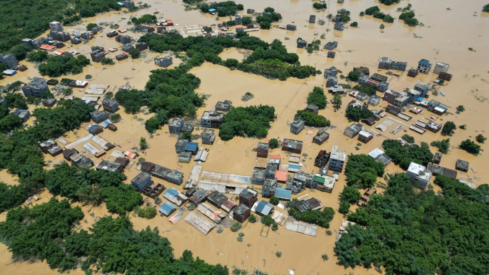 صورة جوية تظهر منطقة غمرتها المياه في ينجده بمدينة تشينغيوان في مقاطعة قوانغدونغ جنوب الصين 23 يونيو 2022