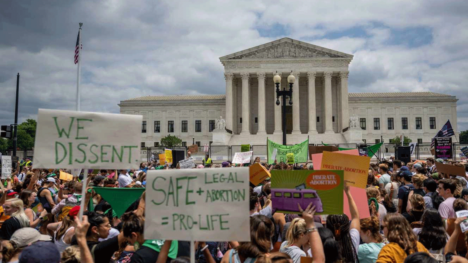 أشخاص يتظاهرون بعد إلغاء الحكم الذي يسمح بالإجهاض في الولايات المتحدة، أمام المحكمة العليا، في واشنطن العاصمة. في 24 حزيران\يونيو 2022