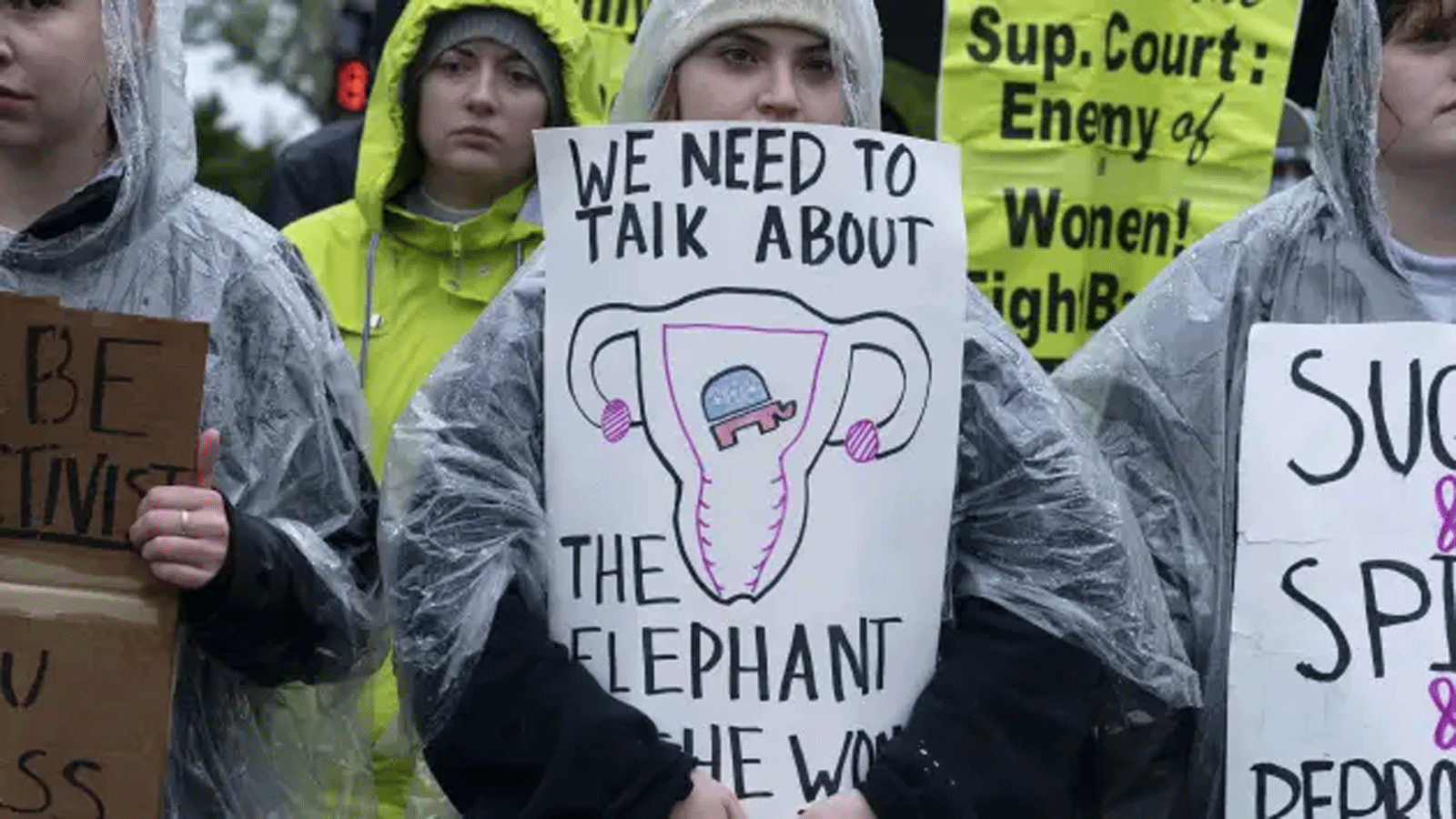 مؤيدون للإجهاض يتظاهرون خارج المحكمة العليا الأمريكية في واشنطن العاصمة. 7 أيار\ مايو 2022.