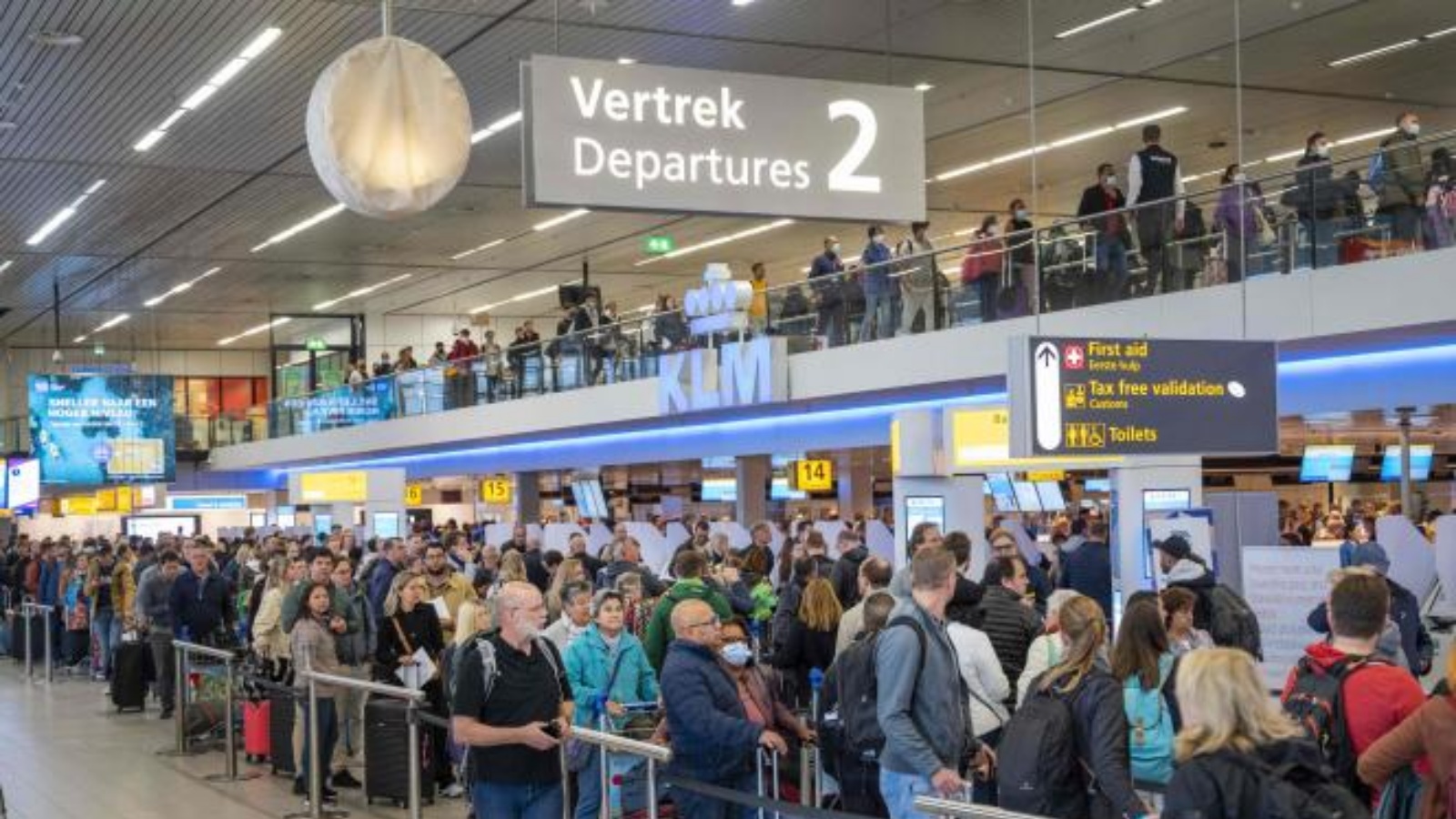 طوابير طويلة من المسافرين في مطار سخيبول في العاصمة الهولندية أمستردام