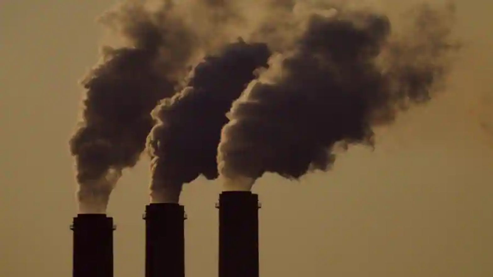انبعاثات من المداخن في محطة لتوليد الطاقة بالفحم في أوروبا