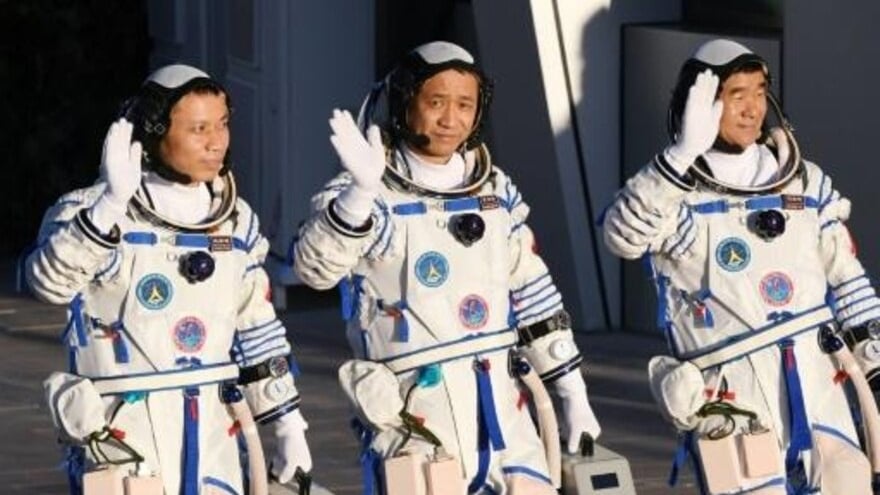 رواد الفضاء الصينيون ني هايشنغ (وسط) وليو بومينغ (يمين) وتانغ هونغبو قبيل انطلاقهم من مركز جيوتشوان الفضائي في الصين في 17 حزيران/يونيو 2021