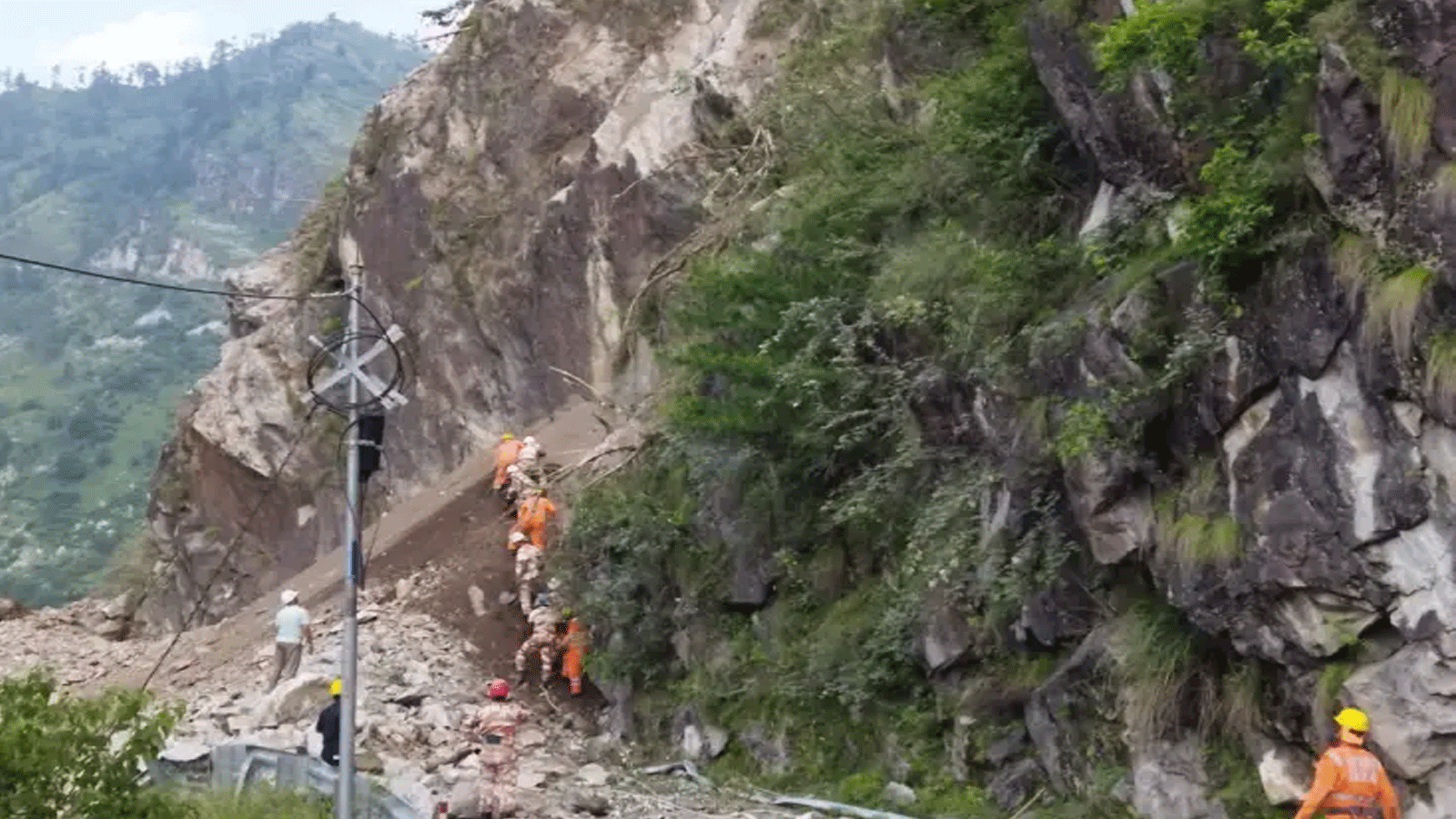 أفراد القوة الوطنية للاستجابة للكوارث أثناء عمليات الإنقاذ في موقع الانهيار الأرضي في الطريق السريع Reckong Peo-Shimla في منطقة كينور في هيماشال براديش(أرشيفية)