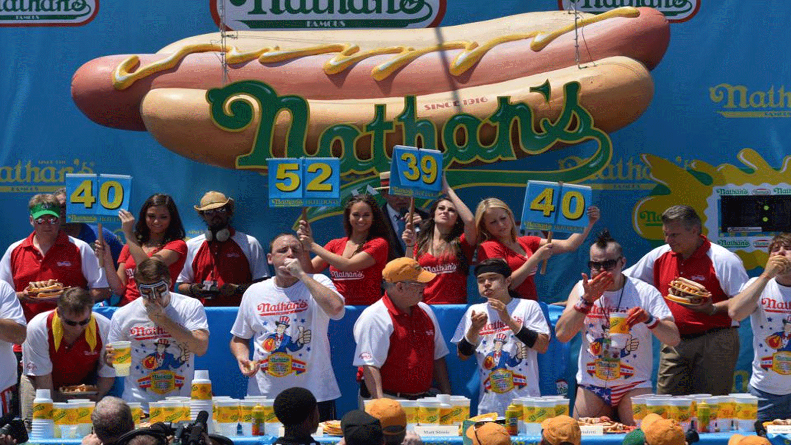 جوي تشيستنات(Joey Chestnut) يفوز مجدداً بلقب مسابقة Nathan's Hot Dog Eating 