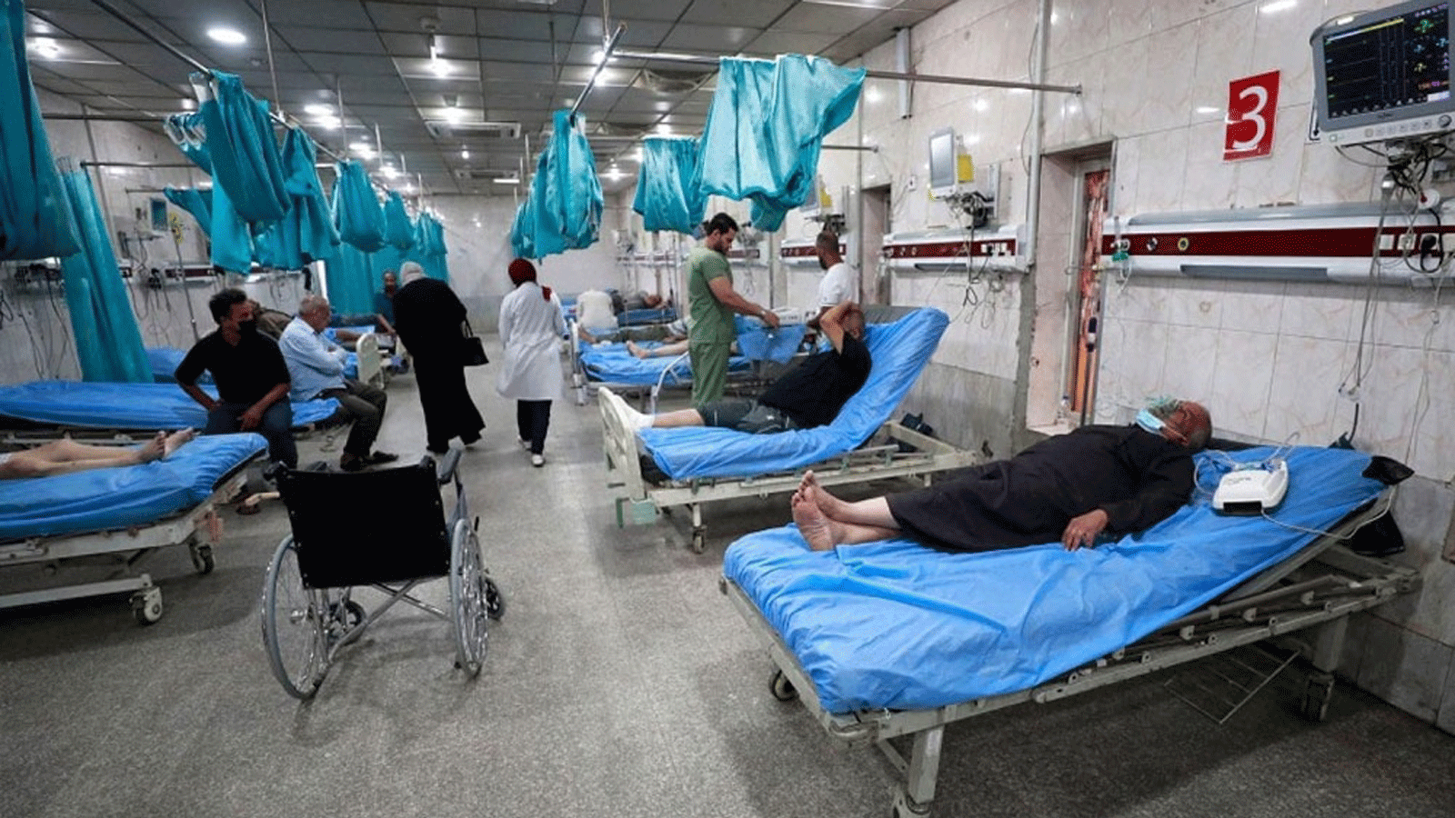 مصابون عراقيون بمرض الكوليرا يعالجون في إحدى مستشفيات بغداد (الصحة)