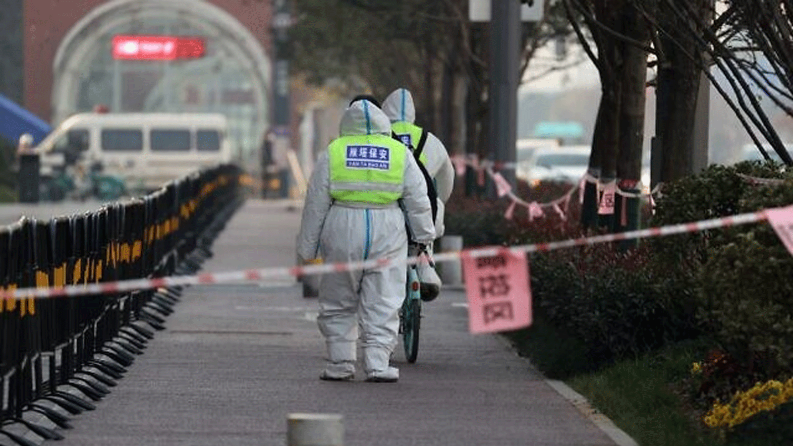 حراس الأمن يسيرون في منطقة خاضعة للقيود في أعقاب تفشي فيروس كورونا الأخير في مدينة شيان بمقاطعة شنشي شمال الصين في 22 كانون الأول\ ديسمبر 2021