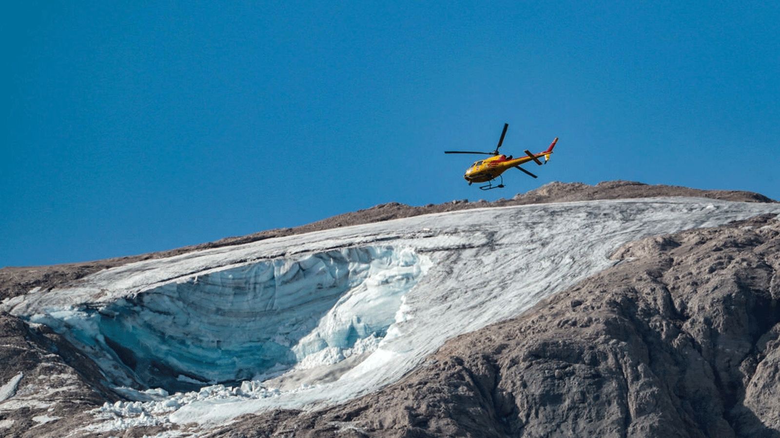 جزء من أكبر أنهار جبال الألب الجليدية في إيطاليا انحسر يوم الأحد الماضي في كارثة ألقى المسؤولون باللوم فيها على تغيّر المناخ