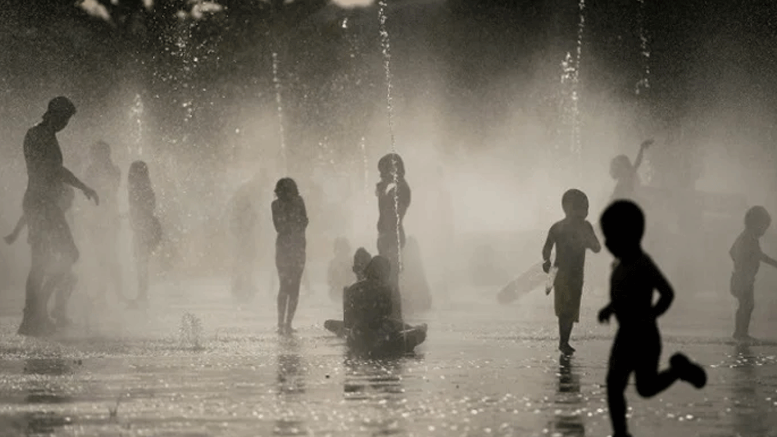 الأطفال في مدريد يلعبون تحت الماء مع انتشار موجة الحر في جميع أنحاء أوروبا