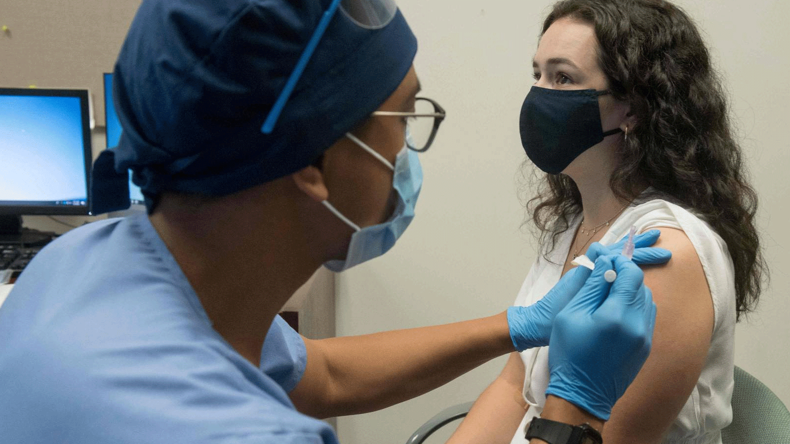 متطوعة يحصل على لقاح ضد فيروس كورونا في ديترويت