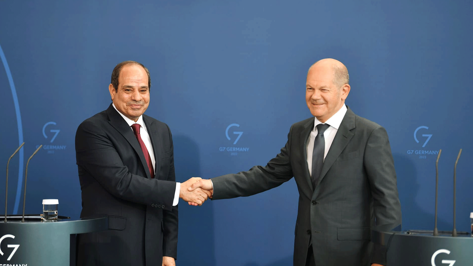 المستشار الألماني أولاف شولتس يصافح الرئيس المصري عبدالفتاح السيسي(الرئاسة المصرية)