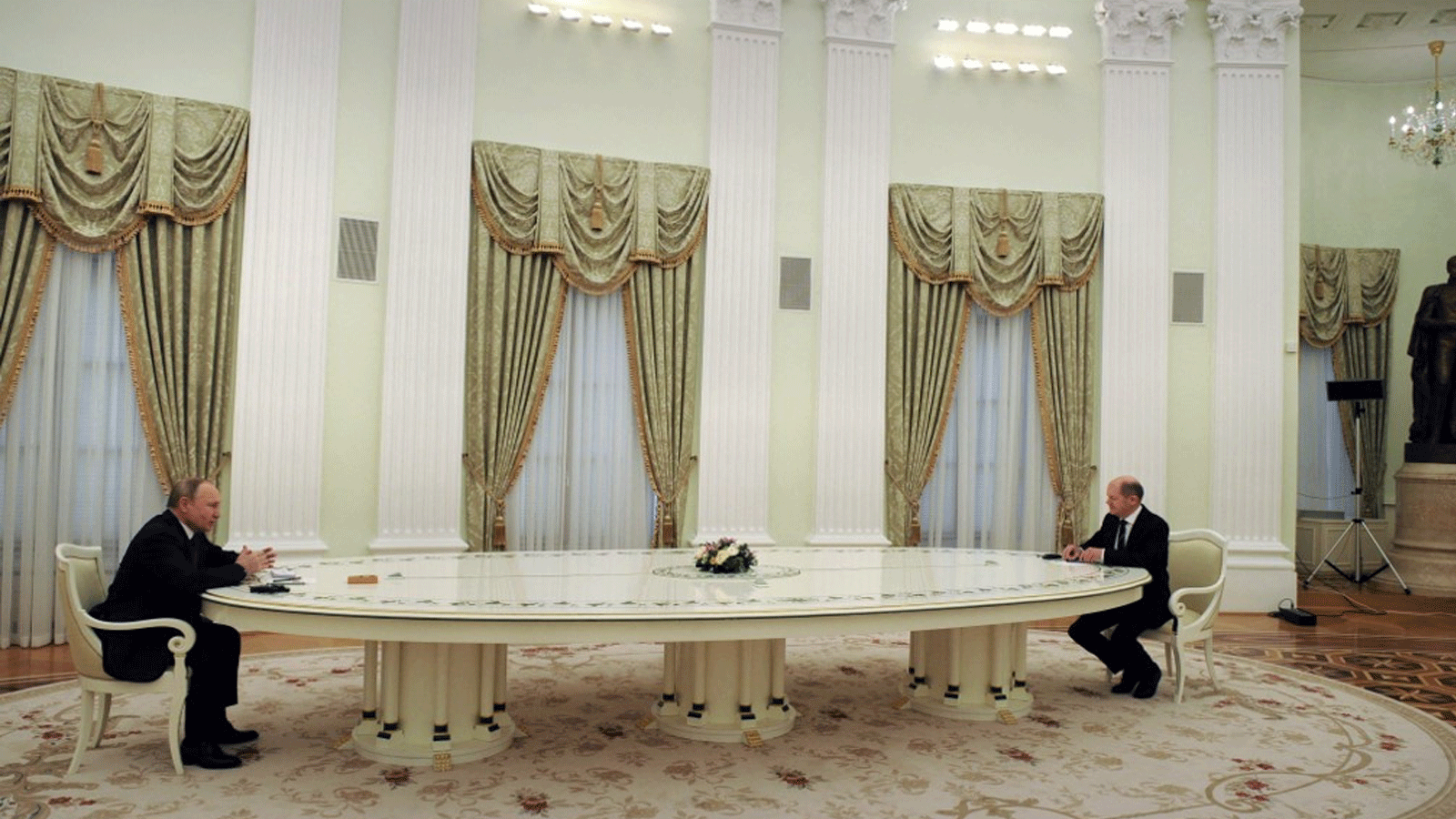 الرئيس الروسي فلاديمير بوتين مستقبلاً المستشار الألماني أولاف شولتس في الكرملين(أرشيفية)