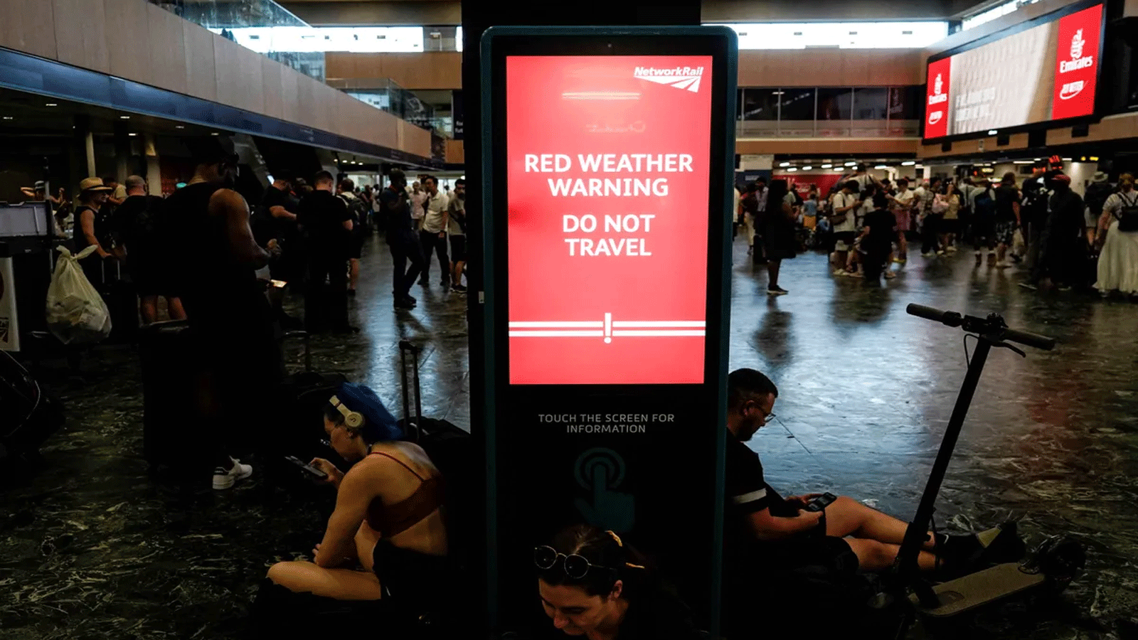 لوحة تُحذّر الركاب من ارتفاع درجات الحرارة وتأثيرها على حركة السكك الحديدية في محطة قطار يوستون بوسط لندن في 19 تموز\ يوليو 2022