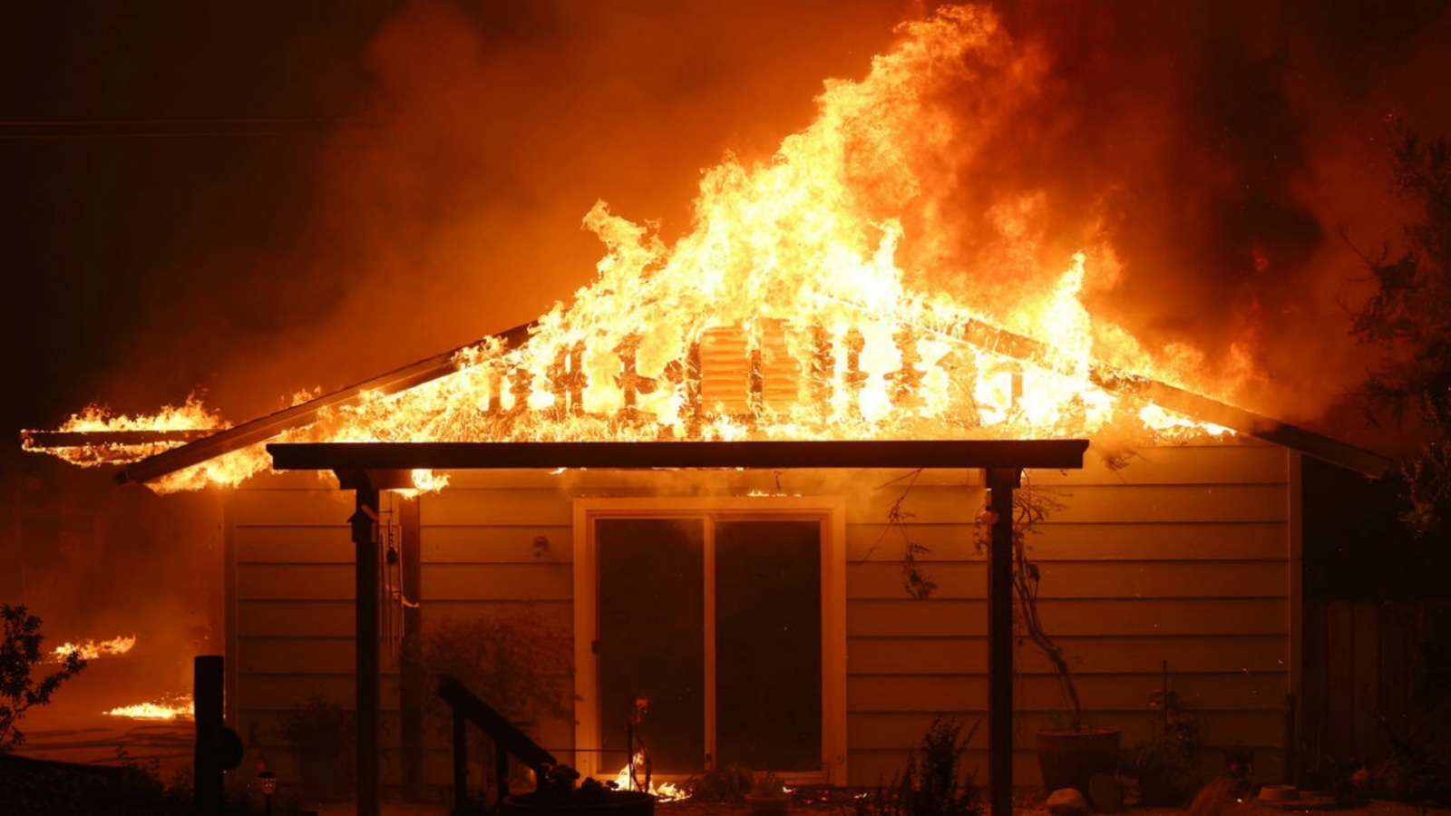 منزل اندلعت فيه النيران جراء حريق 
