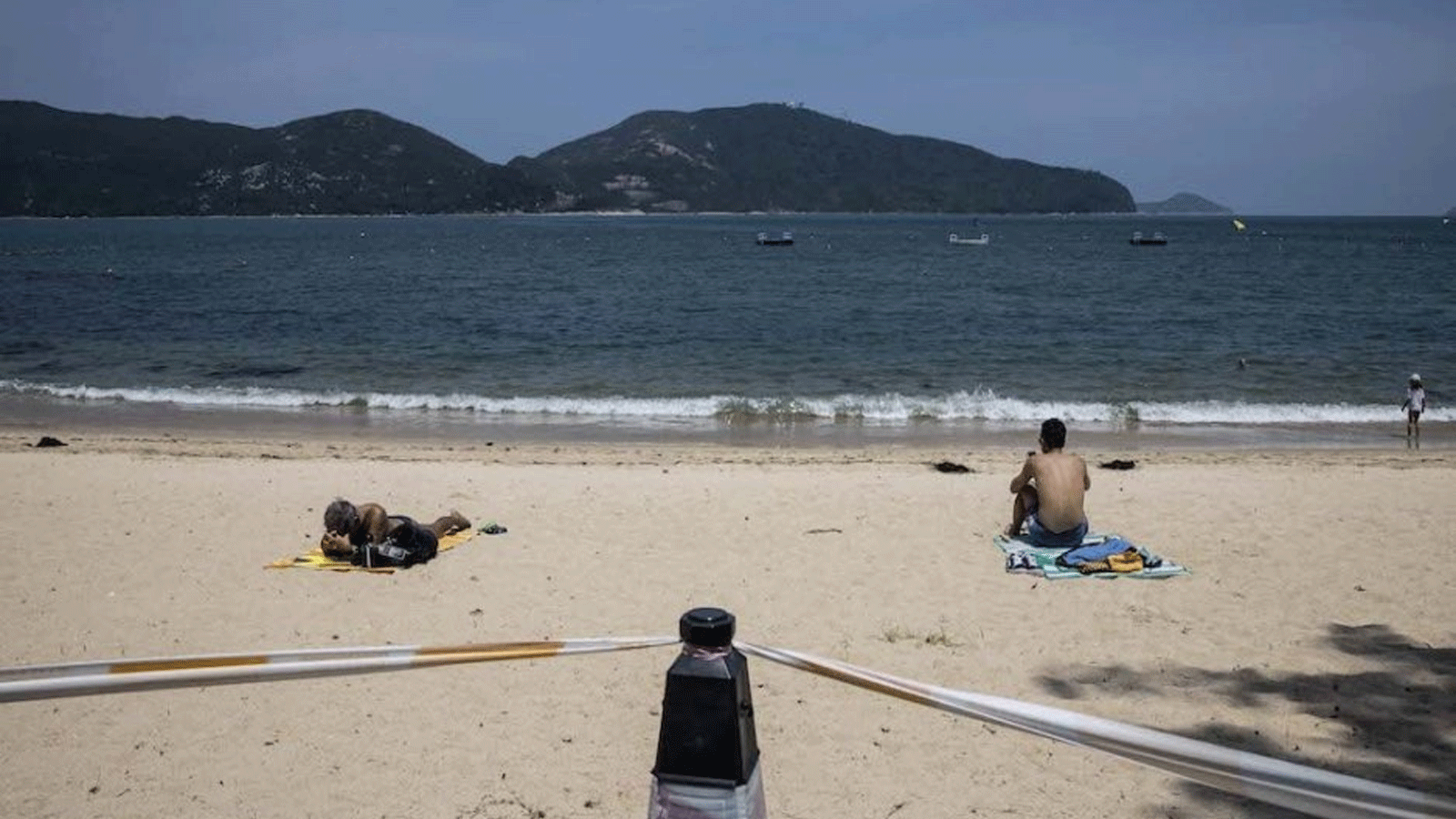 الناس يظهرون على الشاطئ في ماكاو\ الصين