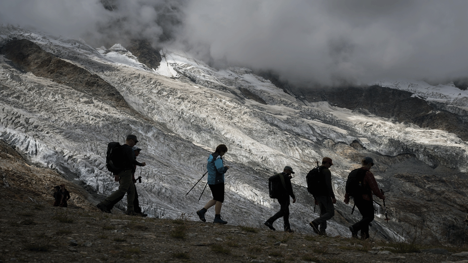  المتنزهون يمشون بجوار Fee Glacier فوق منتجع Saas-Fee في جبال الألب السويسرية في 30 تموز\يوليو 2022