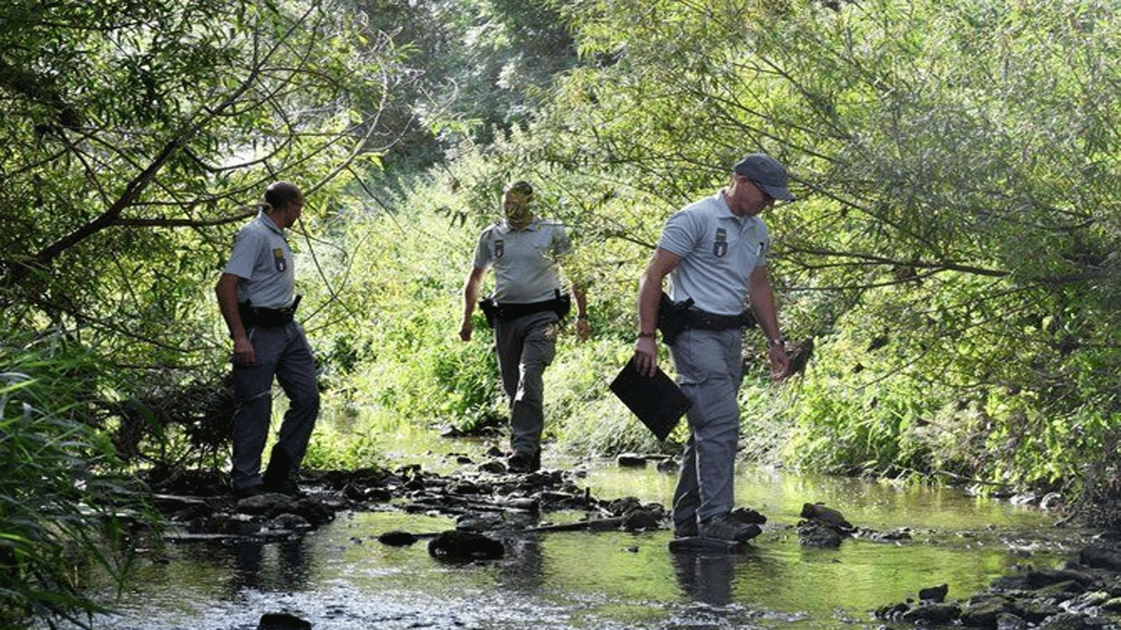 أعضاء المكتب الفرنسي للتنوع البيولوجي يتفقدون منسوب نهر يسير وسط جفاف شديد في البلاد في هرتسيلي شمال فرنسا يوم الثلاثاء 2 آب\أغسطس 2022