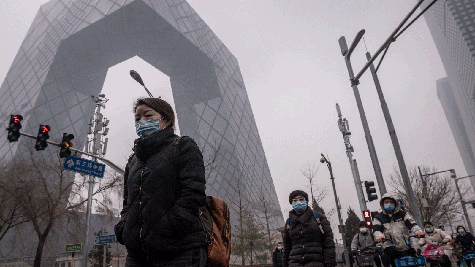 الناس يتنقلون في الساعات الصباحية في يوم ملوث في الحي المالي للعاصمة الصينية بكين