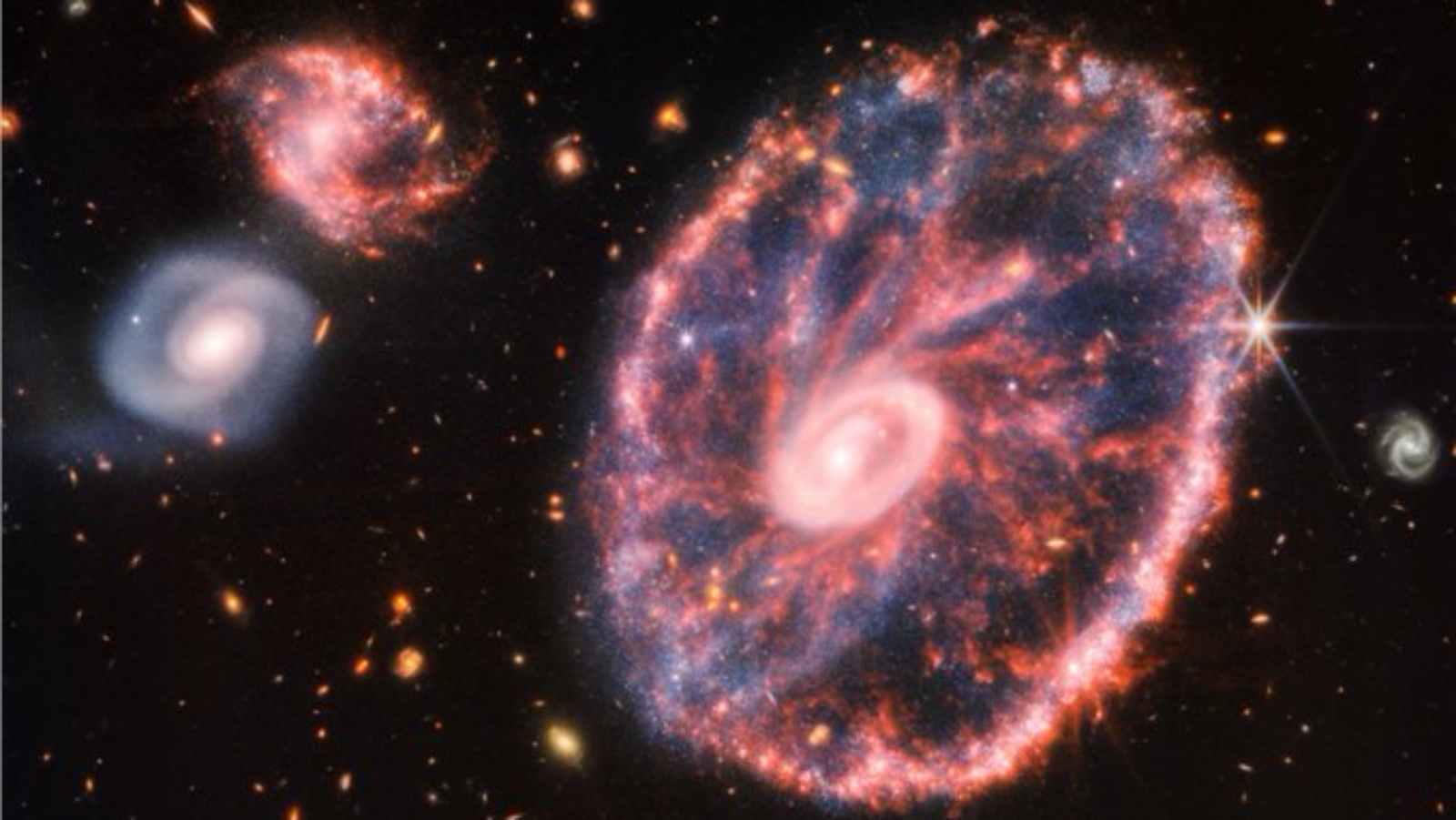 صورة نادرة لمجرّة تبعد 500 مليون سنة ضوئية هي مجرّة عجلة العربة التي تظهر حلقاتها بوضوح (صفحة ناسا الرسمية في تويتر)
