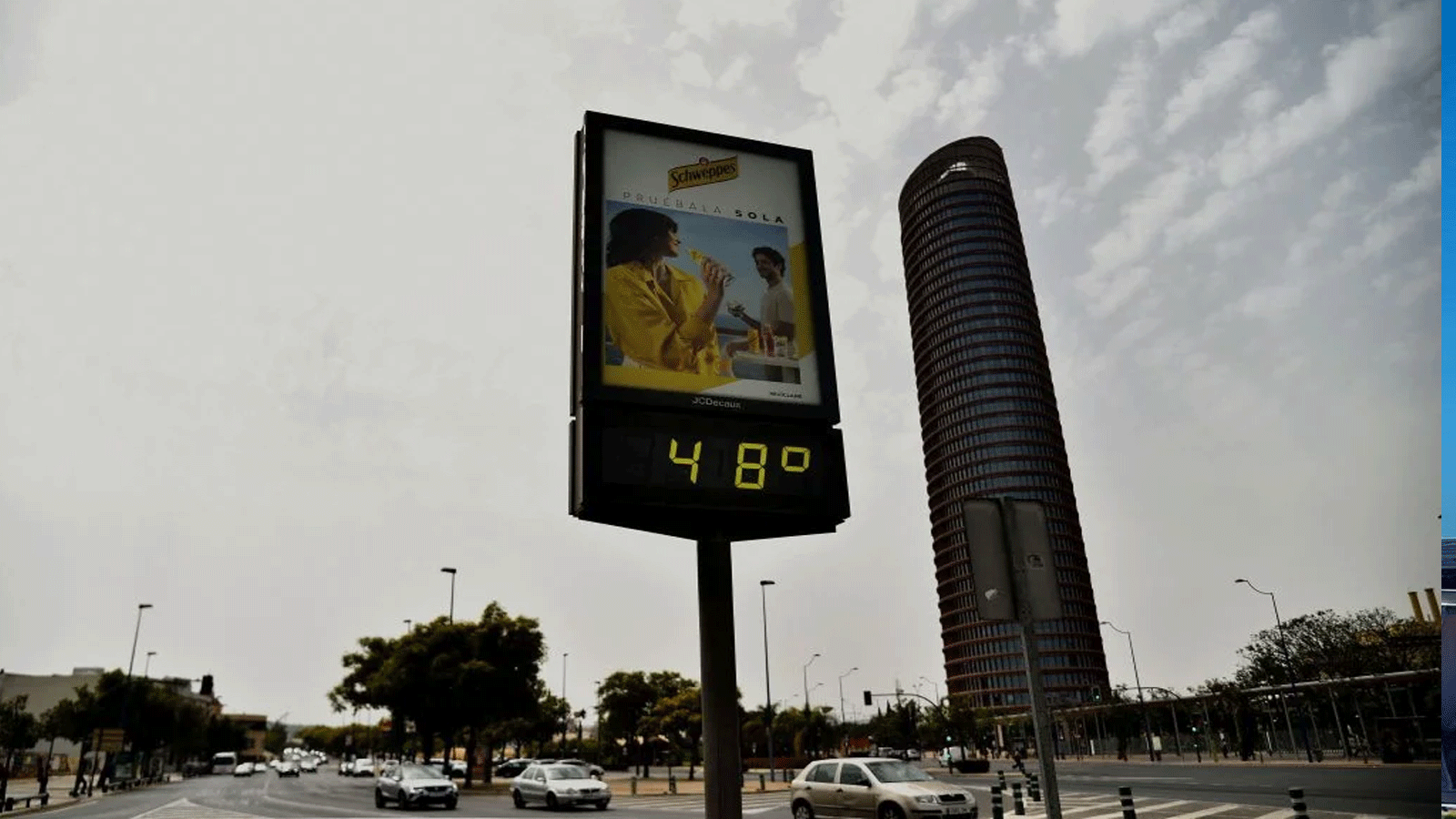 مقياس حرارة الشارع يقرأ 48 درجة مئوية خلال موجة حارة في إشبيلية في 13 تموز\ يونيو 2022.