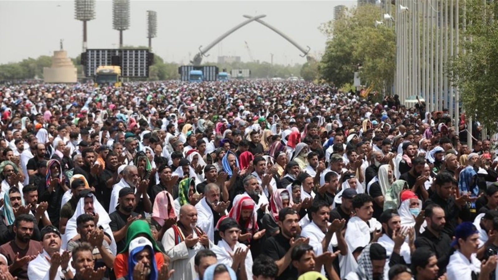 آلاف من أنصار الصدر خلال تأديتهم الجمعة 5 أغسطس 2022 صلاة موحدة شيعية سنية في ساحة الاحتفالات الكبرى في المنطقة الخضراء وسط بغداد (تويتر)