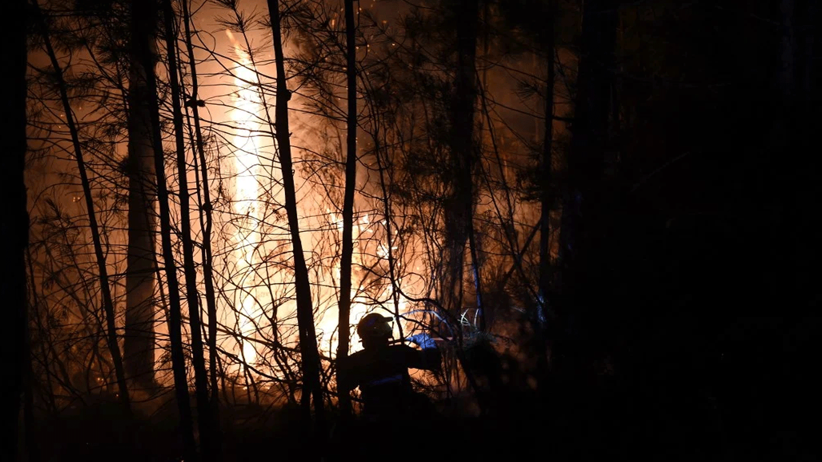 رجال الإطفاء يكافحون لإخماد حريق غابات بالقرب من بيسيغ، جنوب فرنسا، في 7 يوليو / تموز 2022.