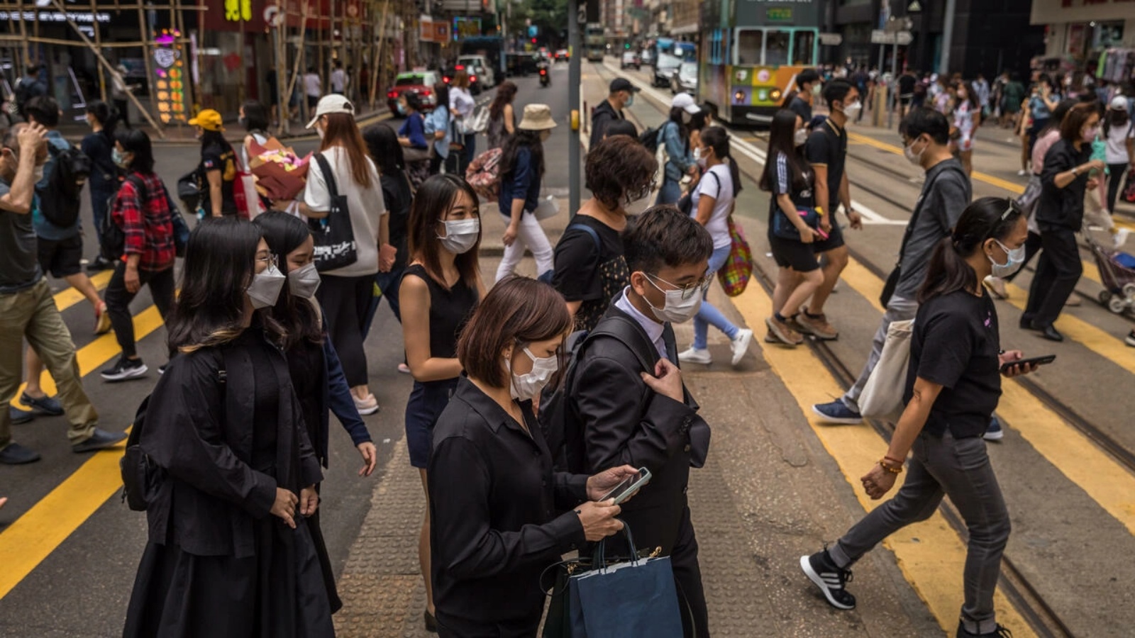 حركة الأشخاص في أحد شوارع هونغ كونغ في 8 مايو 2022