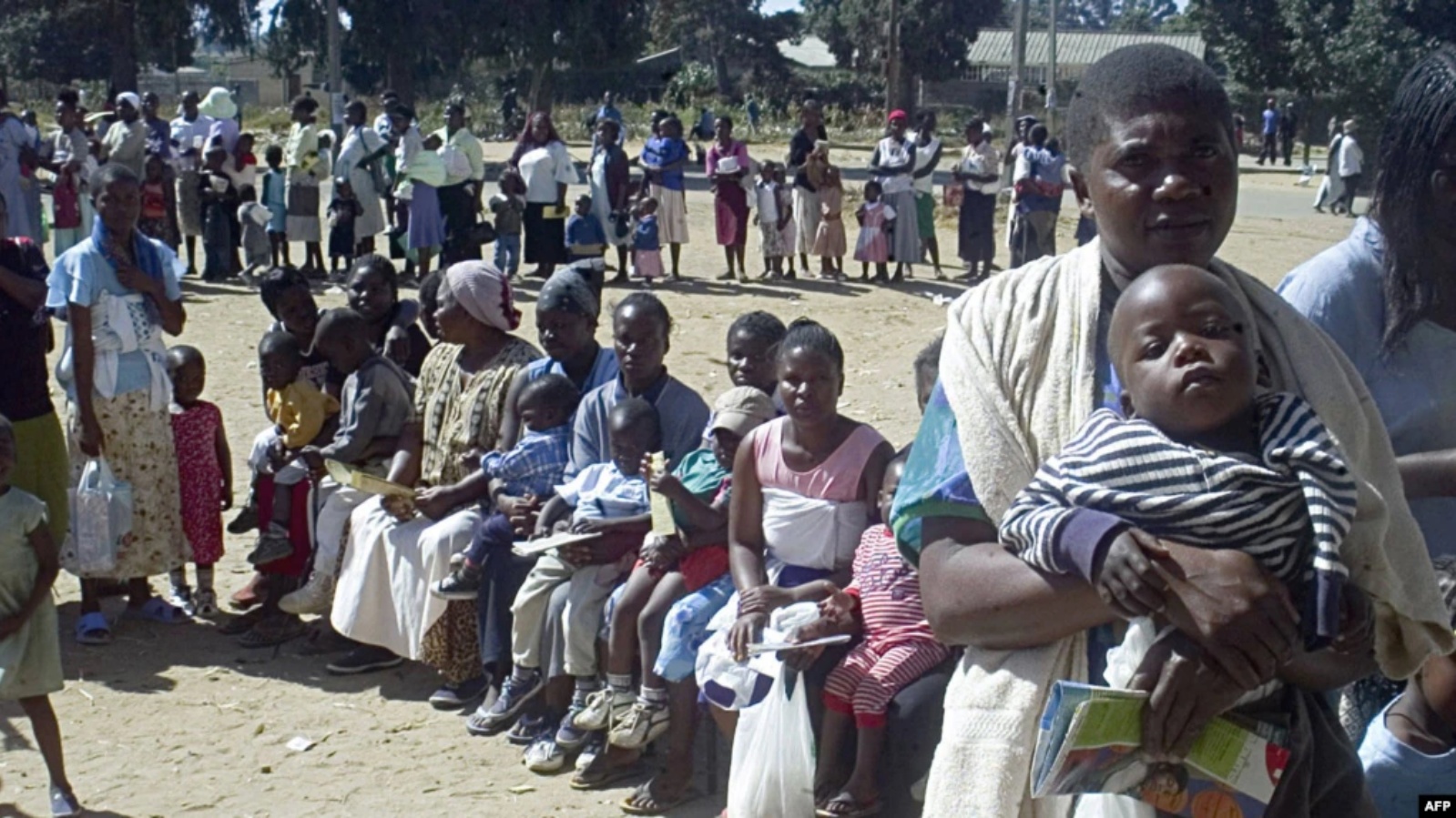نساء ينتظرن لتحصين أطفالهن ضد الحصبة في مابفوكو، زيمبابوي، إحدى ضواحي العاصمة هراري