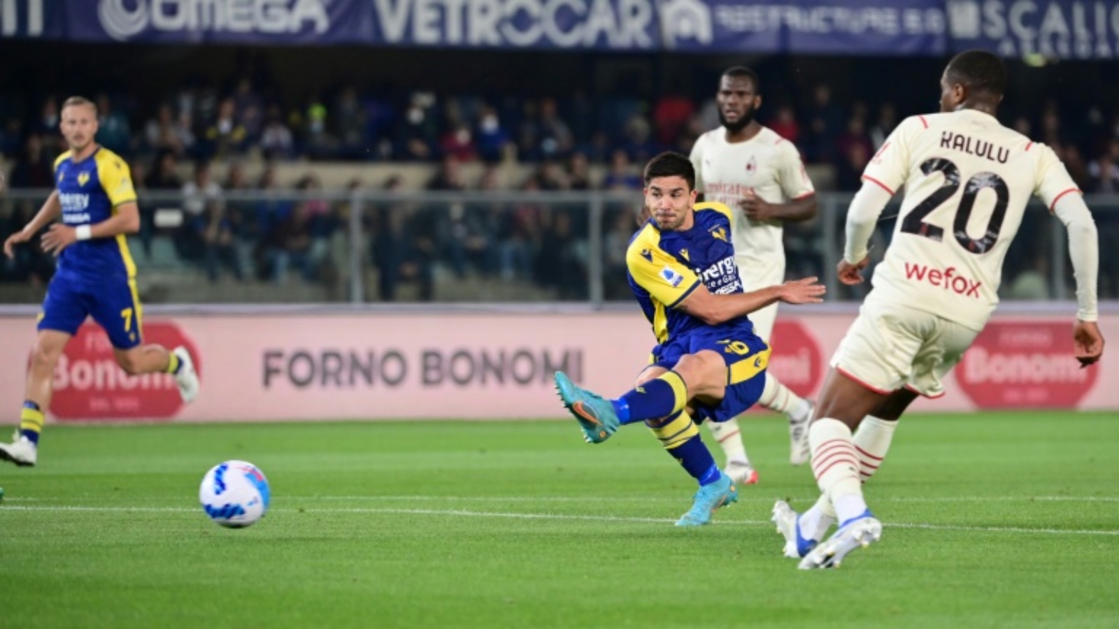 الأرجنتيني جيوفاني سيميوني الوافد الجديد إلى نابولي سجل 17 هدفاً لصالح فريق فيرونا في الدوري الإيطالي الموسم الماضي