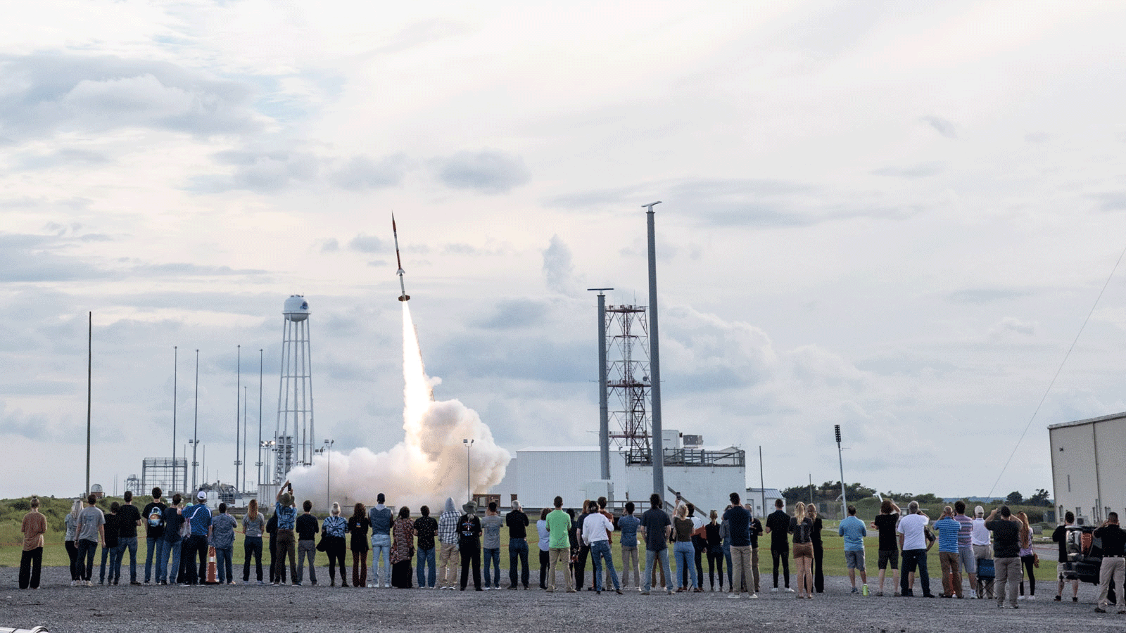 صاروخ سبر يحمل تجارب طلابية لبرنامج RockSat-X تم إطلاقه من Wallops. في11 آب\ أغسطس 2022