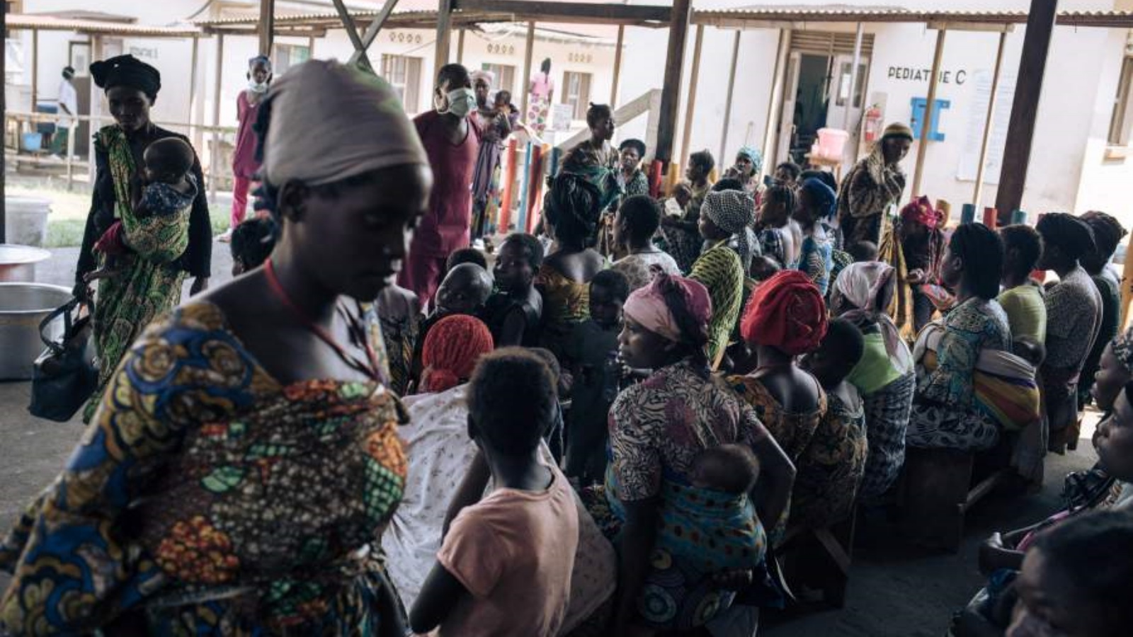 الآباء والأمهات المصاحبون لأطفالهم إلى أجنحة الأطفال يجتمعون في فصل عن تغذية الأطفال في مستشفى روتشورو في مقاطعة شمال كيفو الشرقية، جمهورية الكونغو الديمقراطية