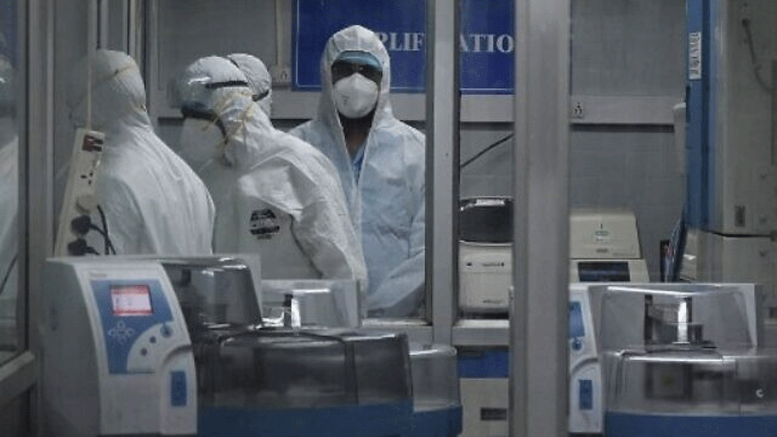 اختصاصيون يرتدون بدلات معدات الحماية الشخصية (PPE) شوهدوا داخل منشأة مختبر جزيئي تم إنشاؤها لاختبار جدري القرود، في معهد الملك في تشيناي. 28 تموز\يوليو2022.