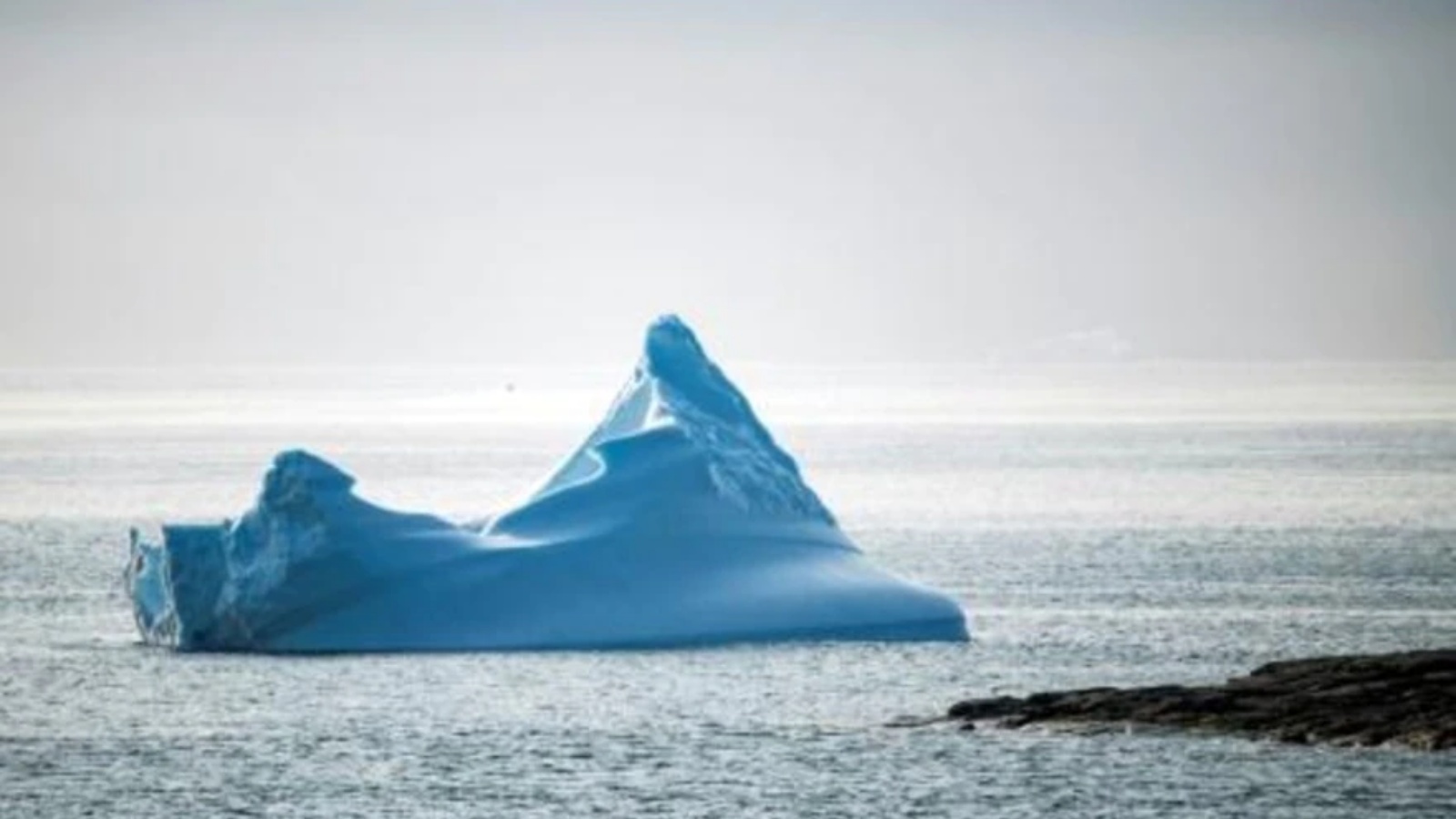 صورة التقطت في 20 أغسطس 2019 تُظهر جبلًا جليديًا يطفو قبالة ساحل كولوسوك في غرينلاند
